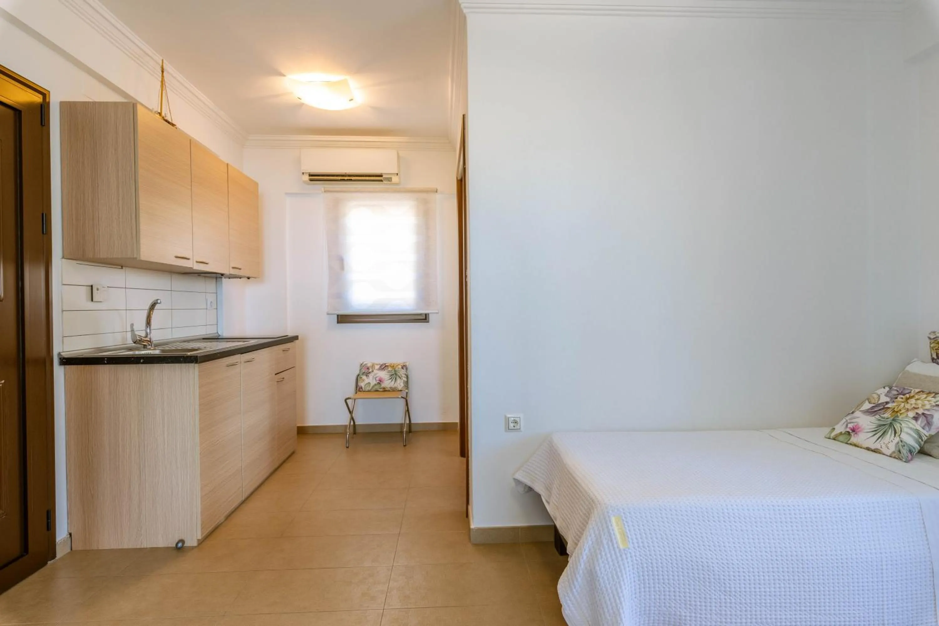 Kitchen or kitchenette, Bed in 3Aktes Suites & Studios