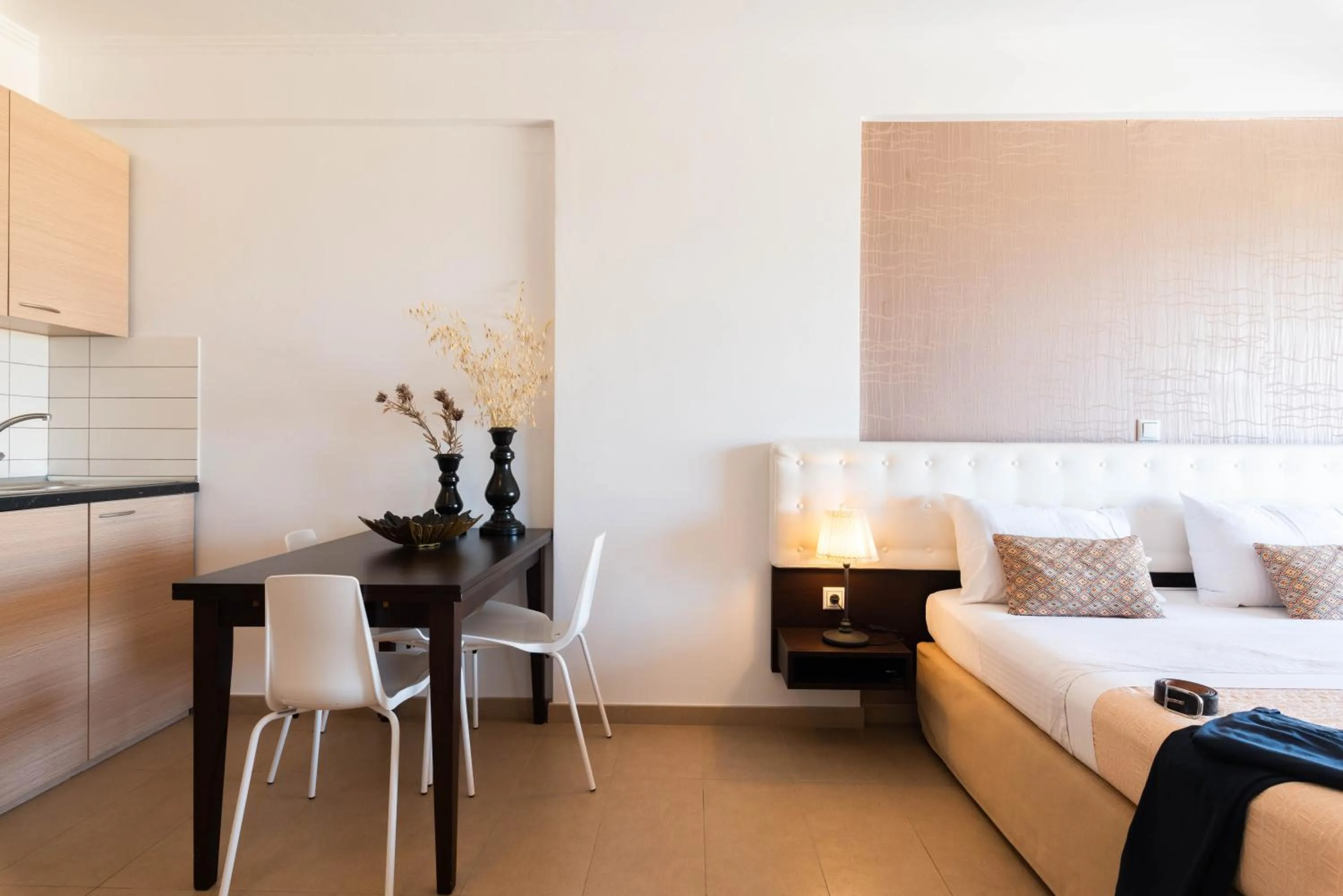 Dining area, Bed in 3Aktes Suites & Studios