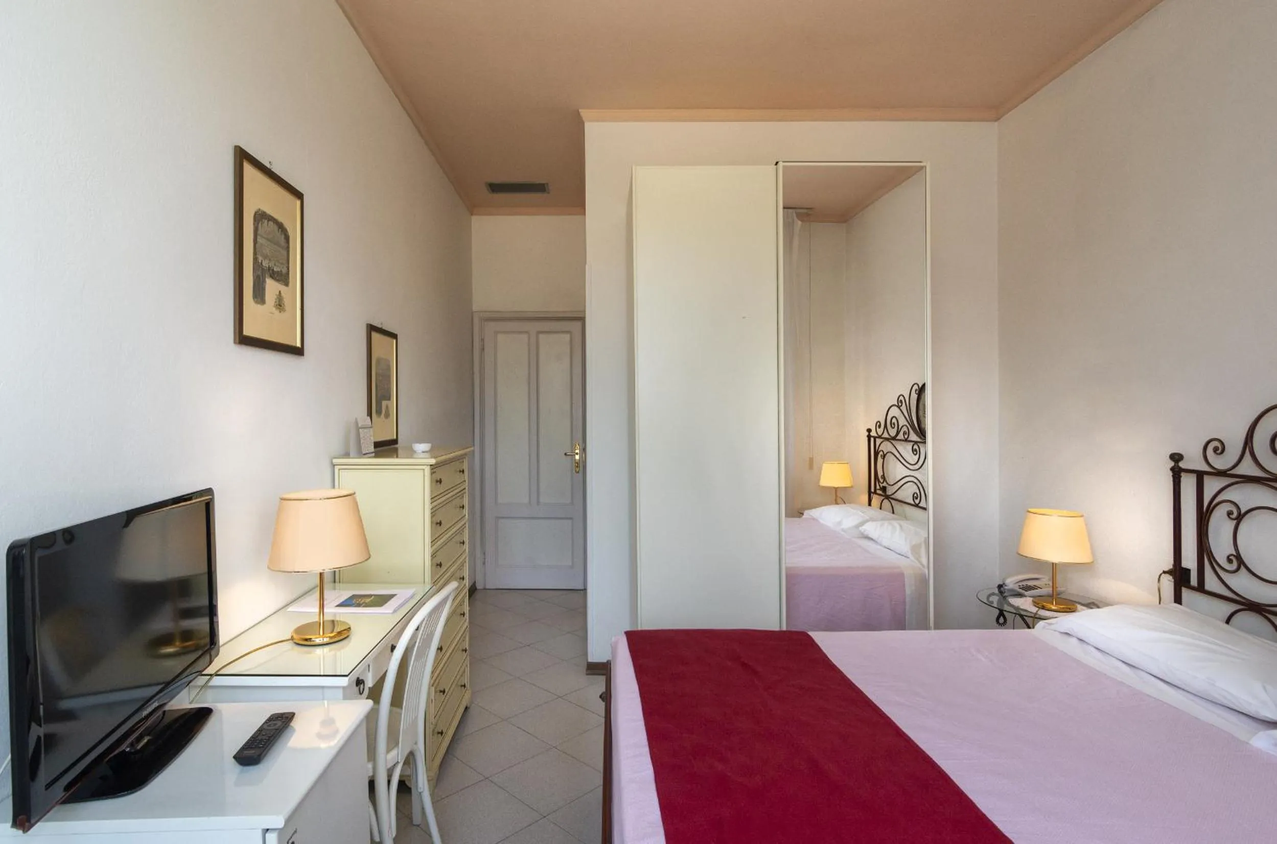 TV and multimedia, Bed in Hotel Villa Edera