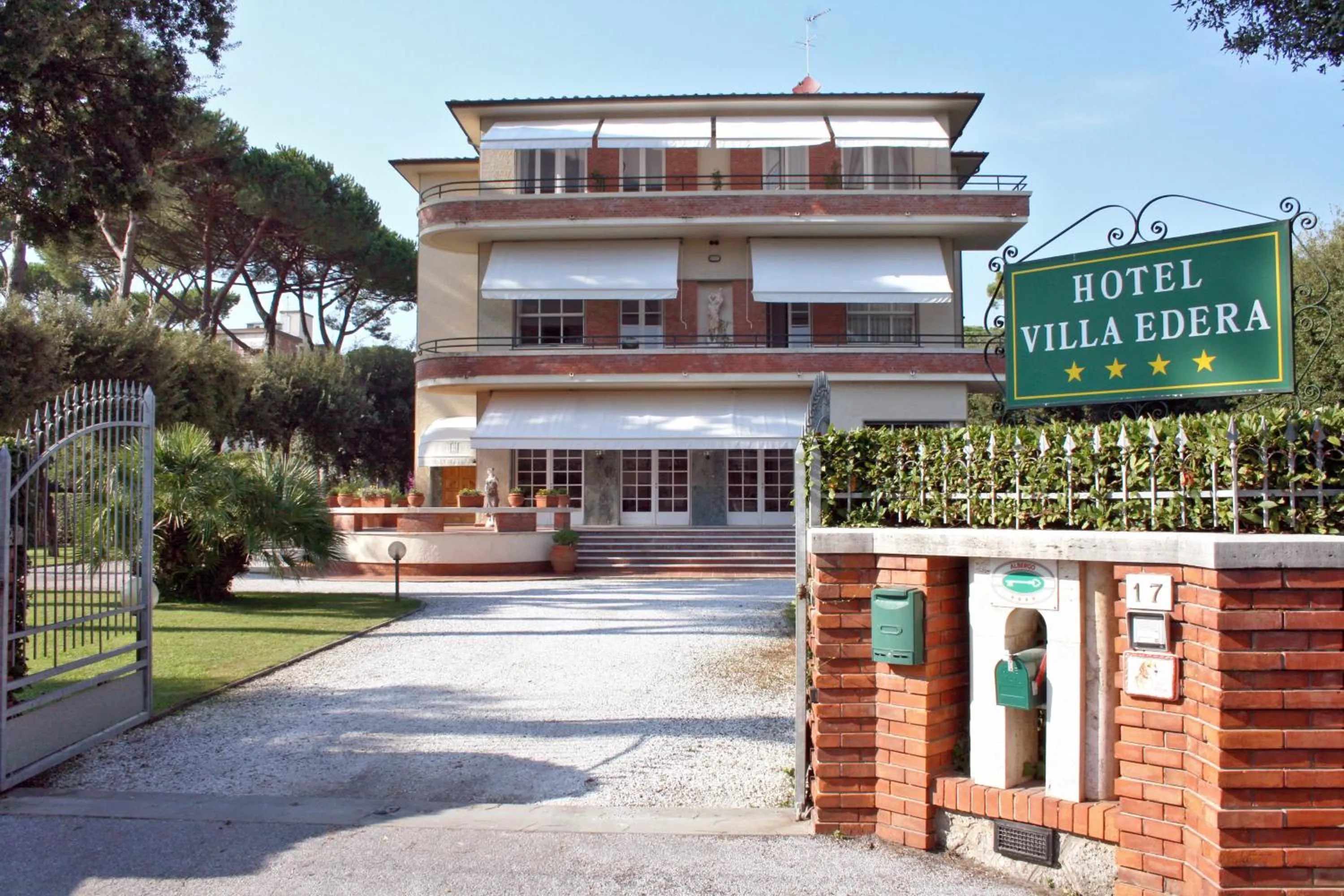Facade/entrance in Hotel Villa Edera