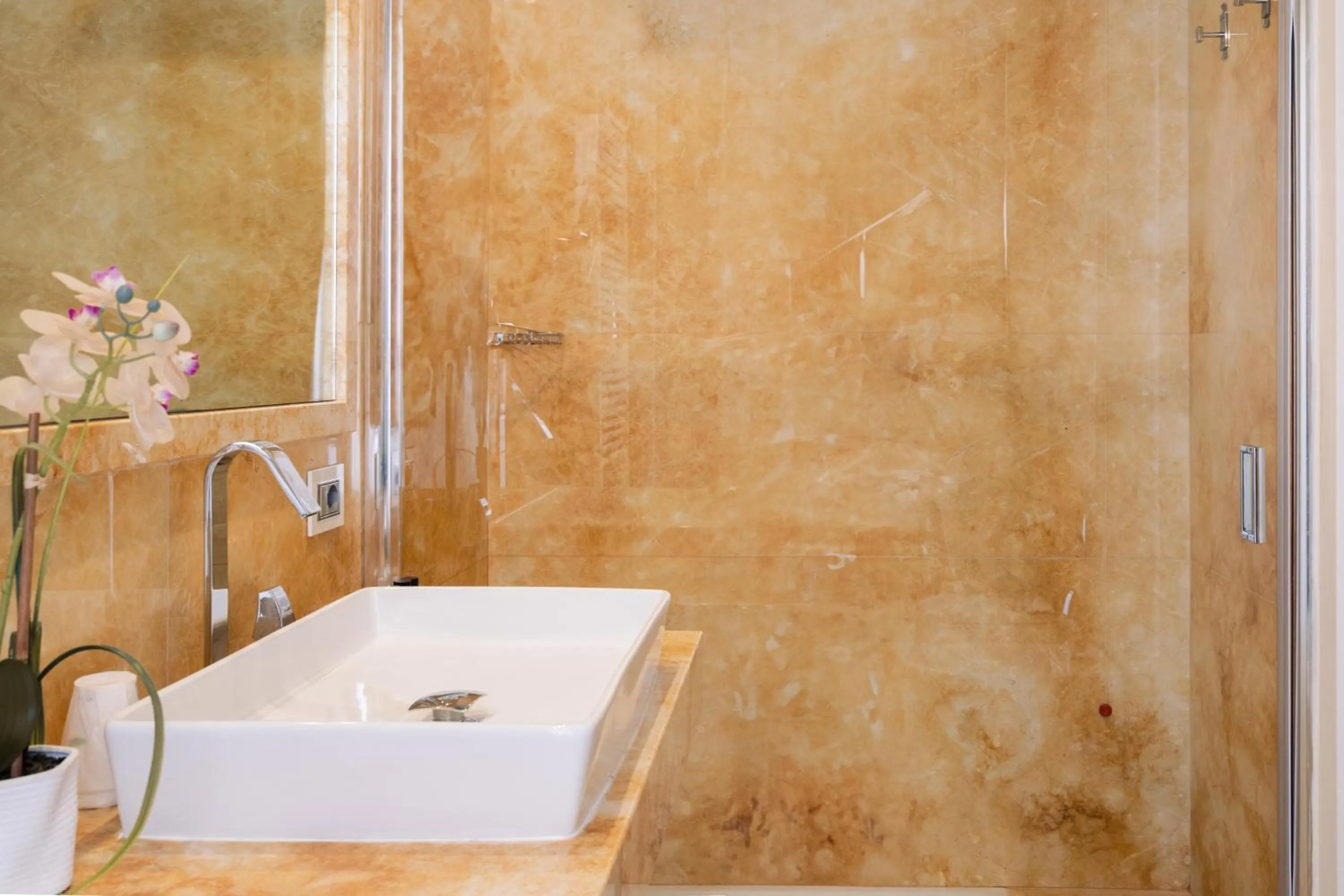 Shower in Hotel Michelangelo