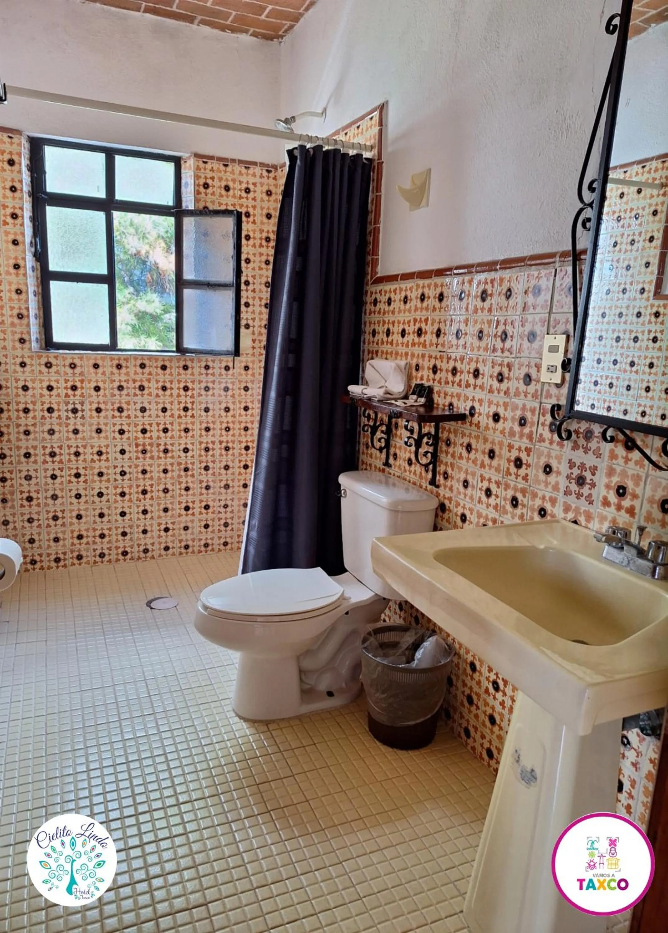 Shower in Hotel Cielito Lindo, Taxco