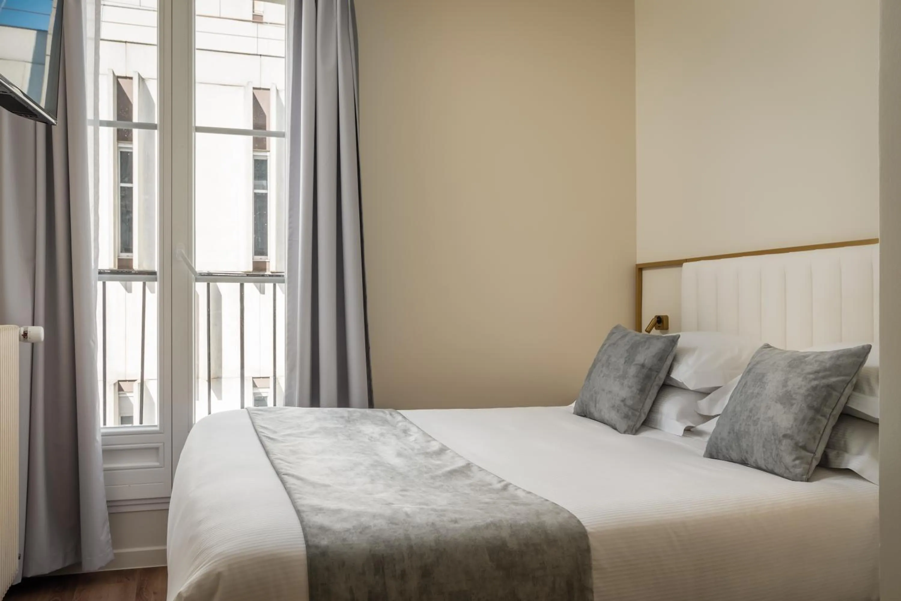 Photo of the whole room, Bed in Hôtel des Deux Avenues