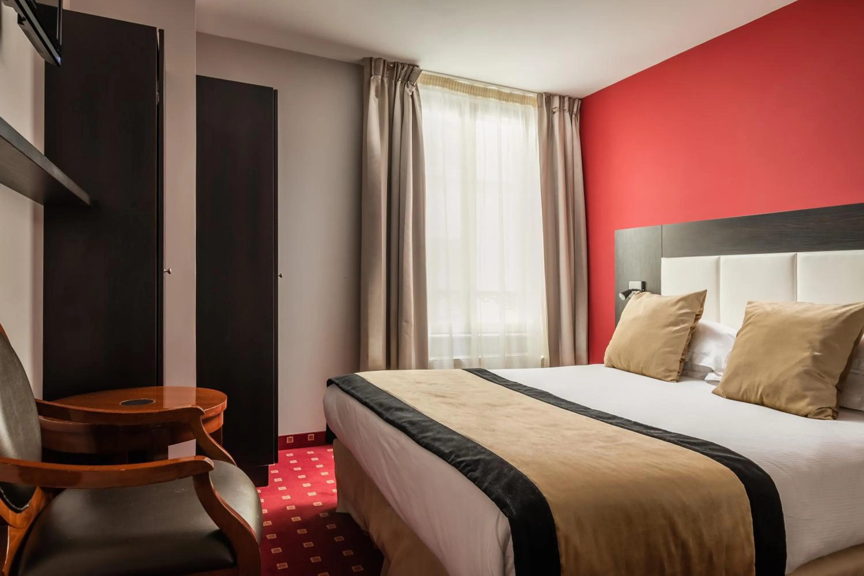 Bedroom, Bed in Hôtel des Deux Avenues