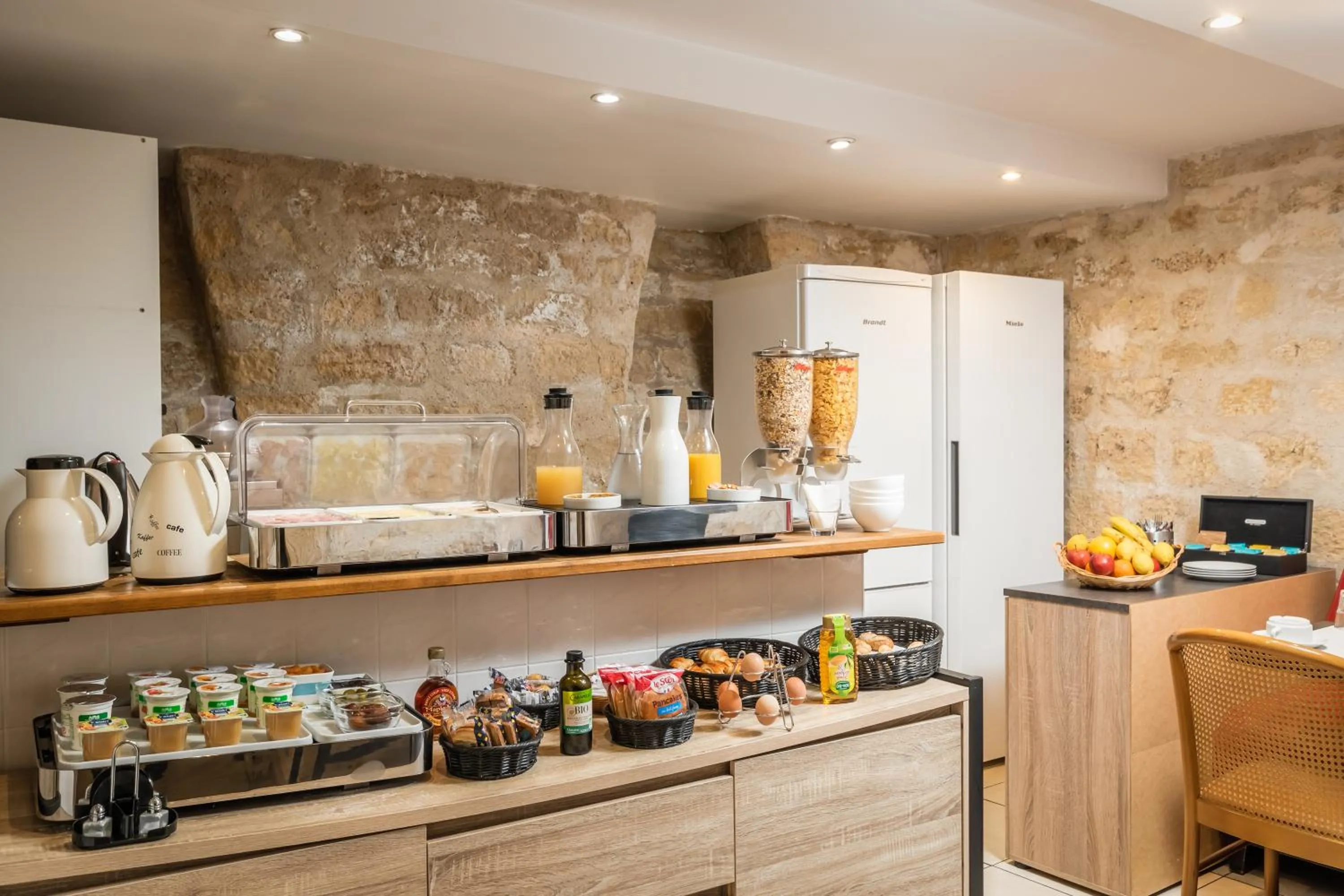 Buffet breakfast in Hôtel des Deux Avenues