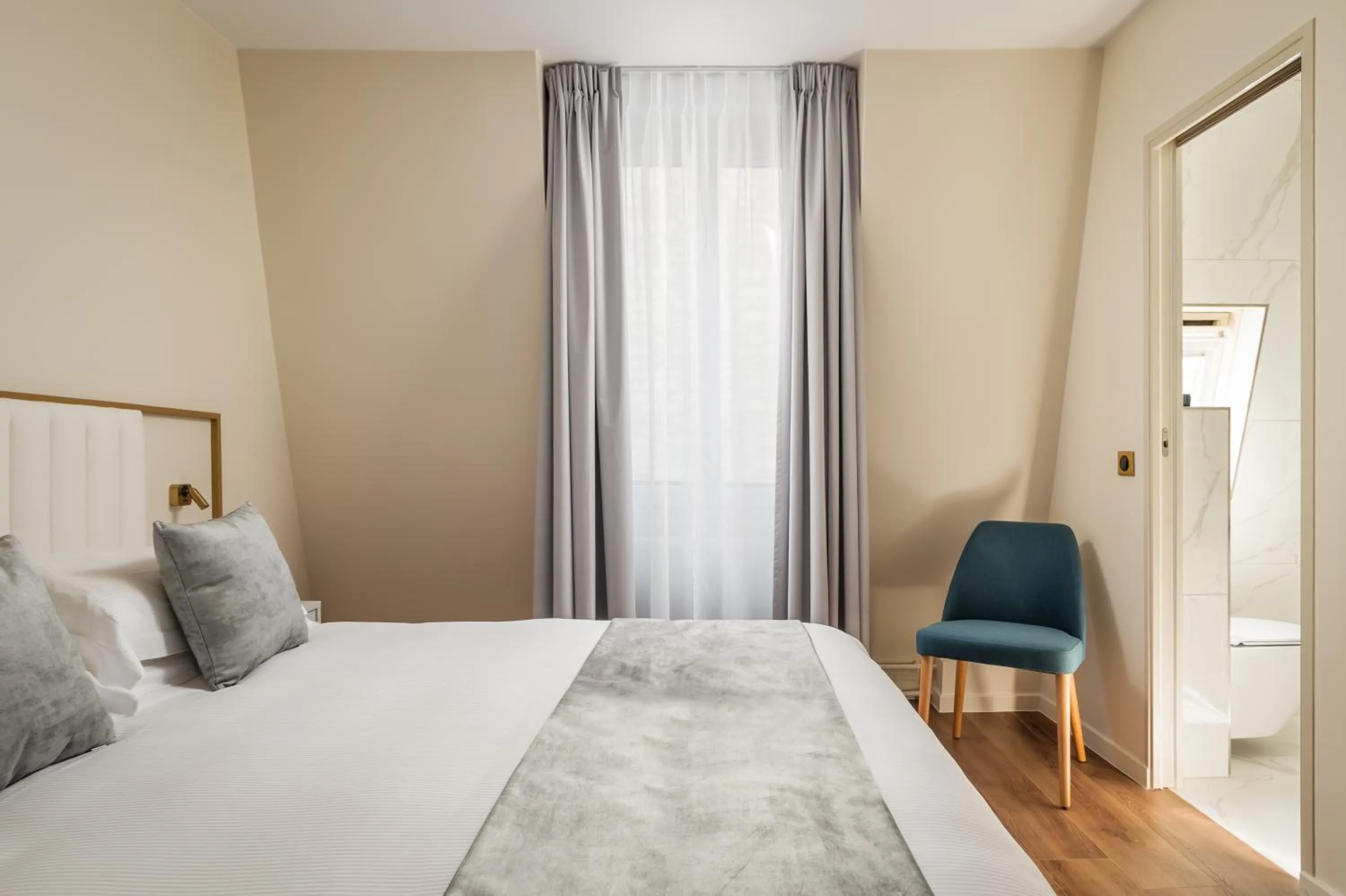 View (from property/room), Bed in Hôtel des Deux Avenues