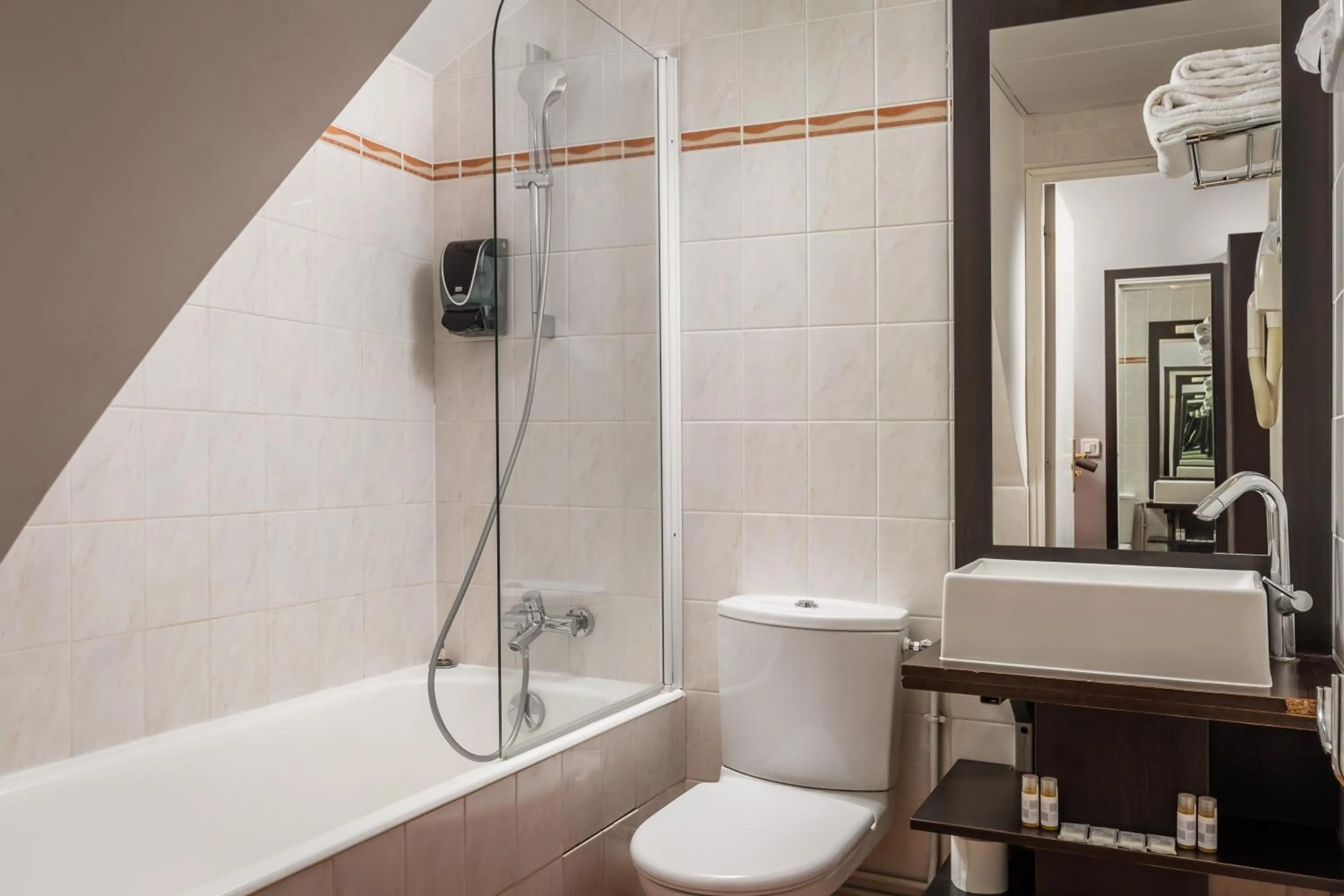 Bathroom in Hôtel des Deux Avenues