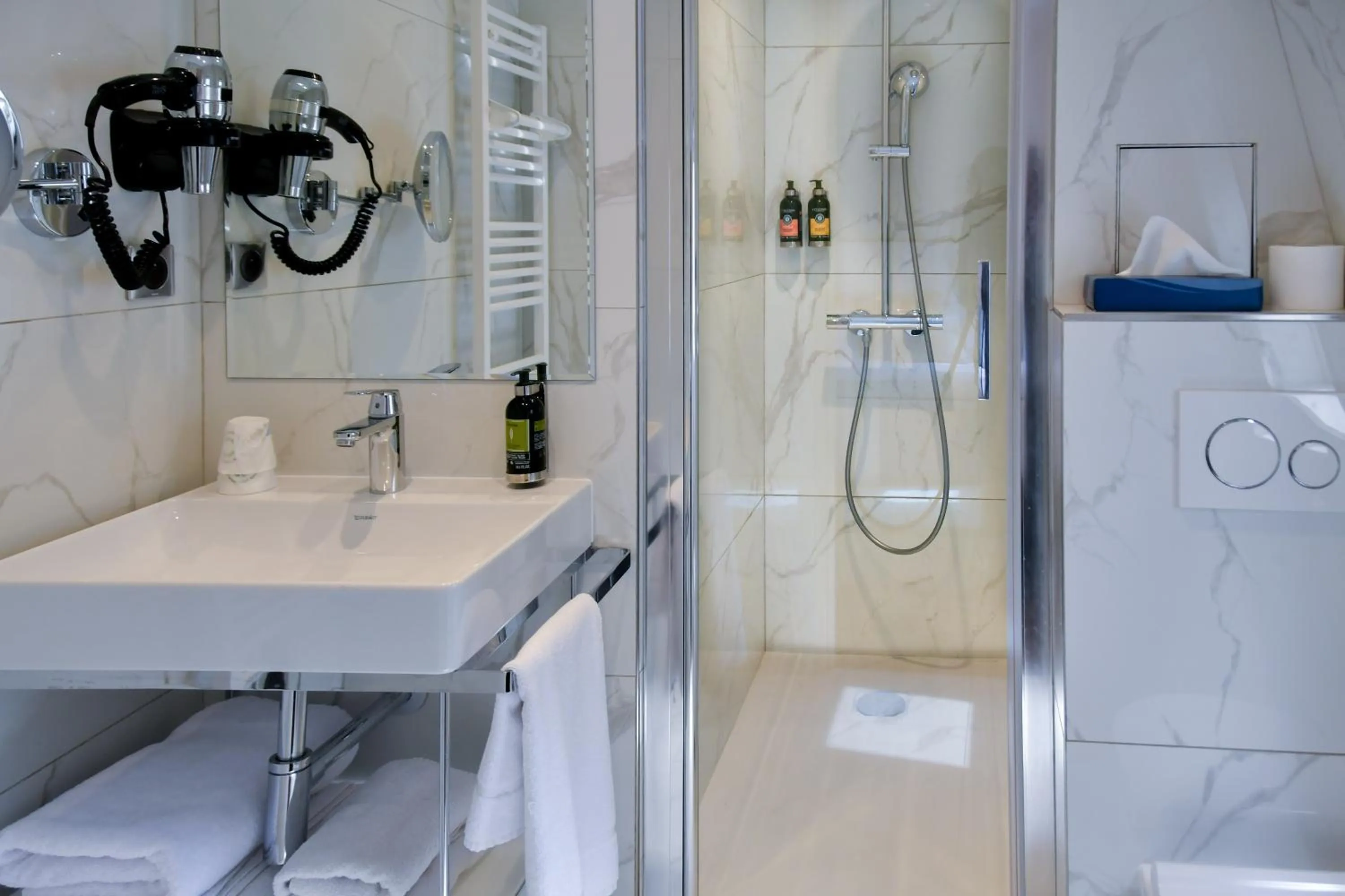 Bathroom in Hôtel des Deux Avenues