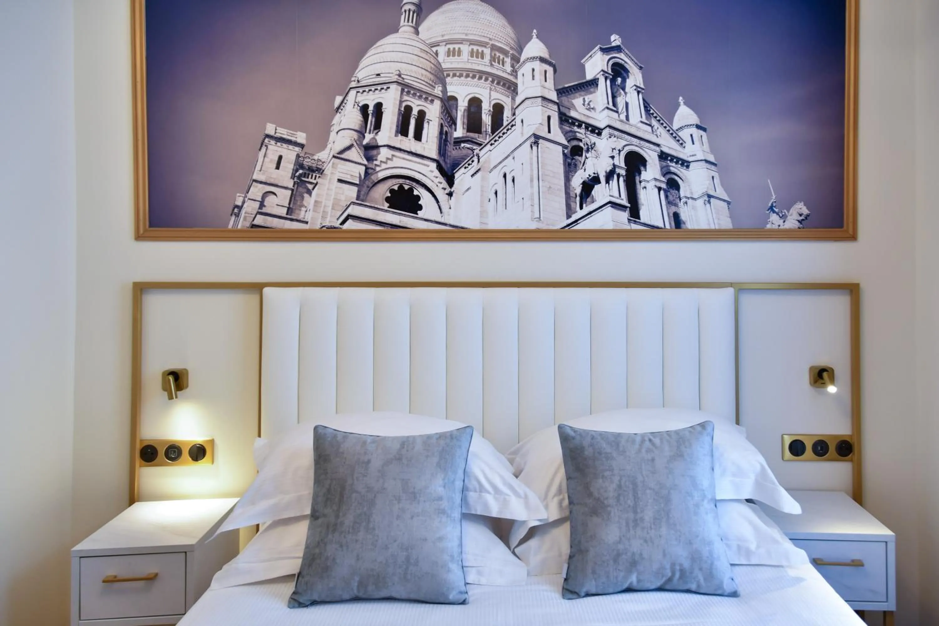 Bed in Hôtel des Deux Avenues