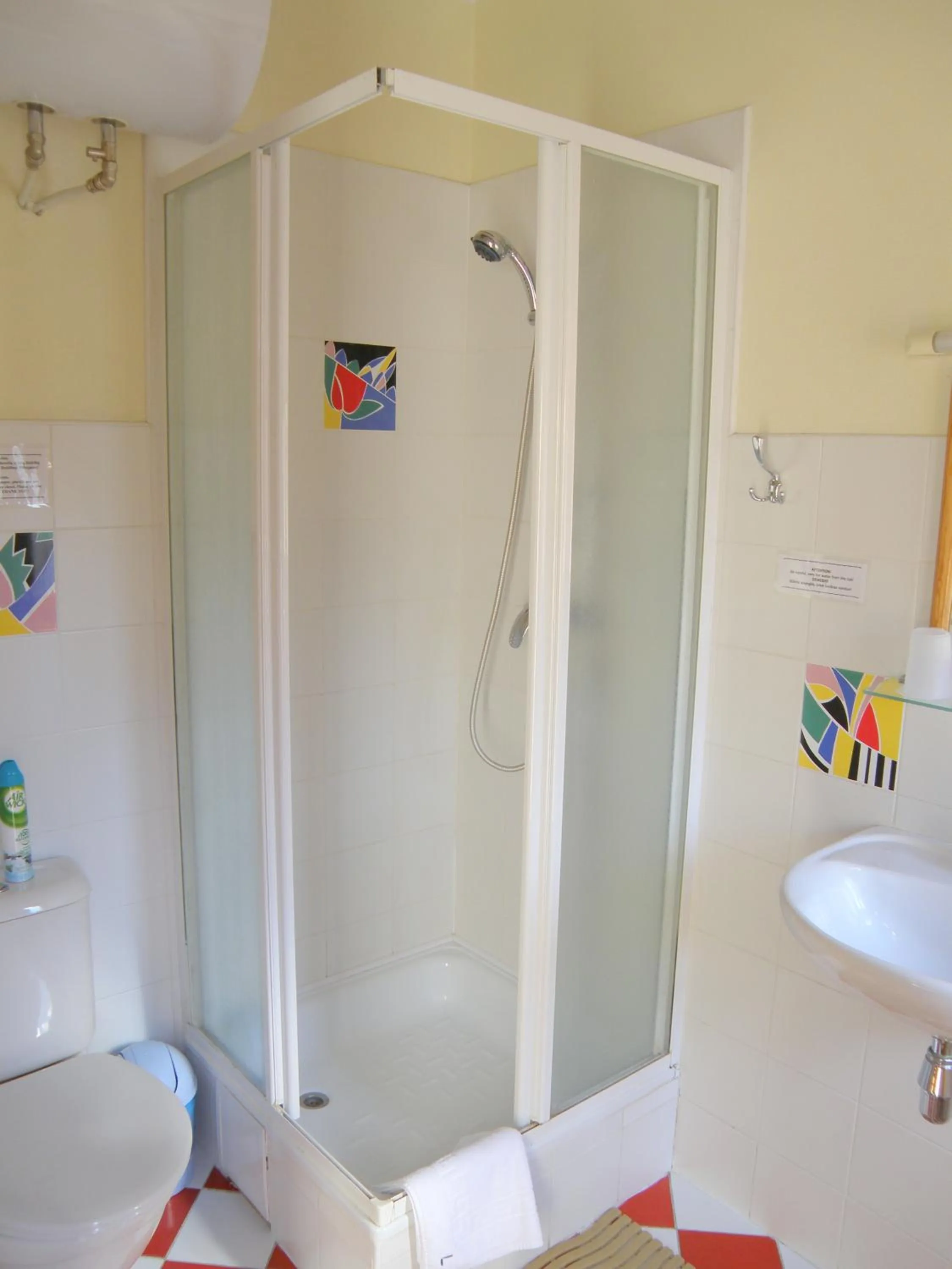 Shower in Express Guest House