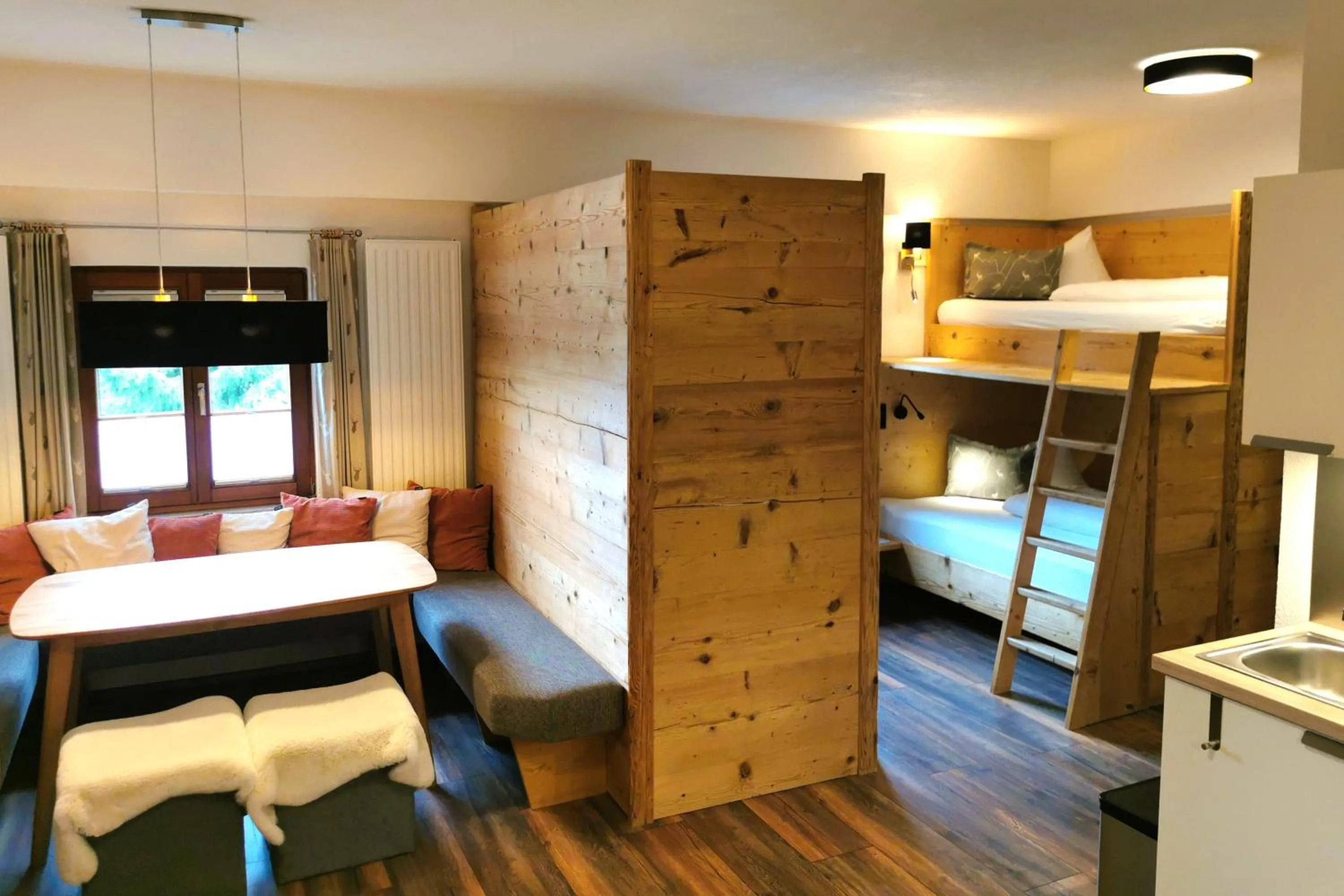 Dining area, Bed in Tirolerhof - Appartementhaus