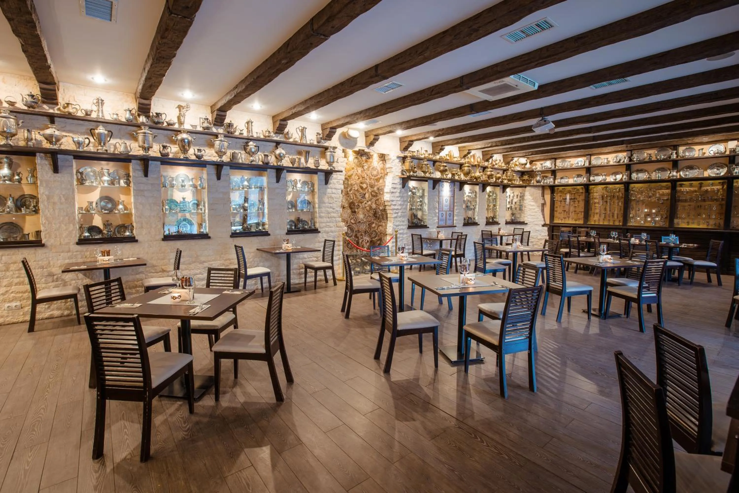 Restaurant/places to eat in Hotel Smart