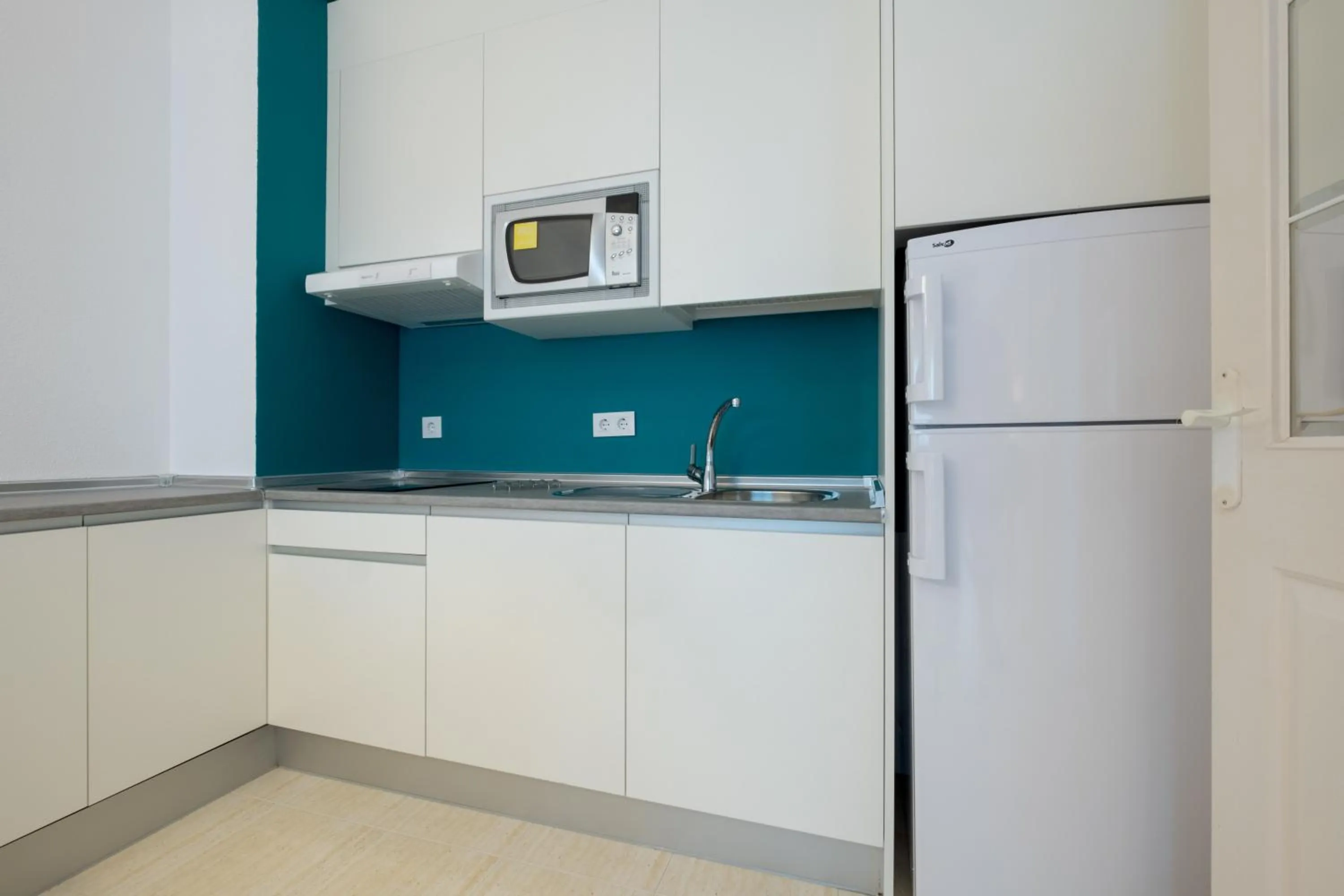 Communal kitchen in Aparthotel las Dunas