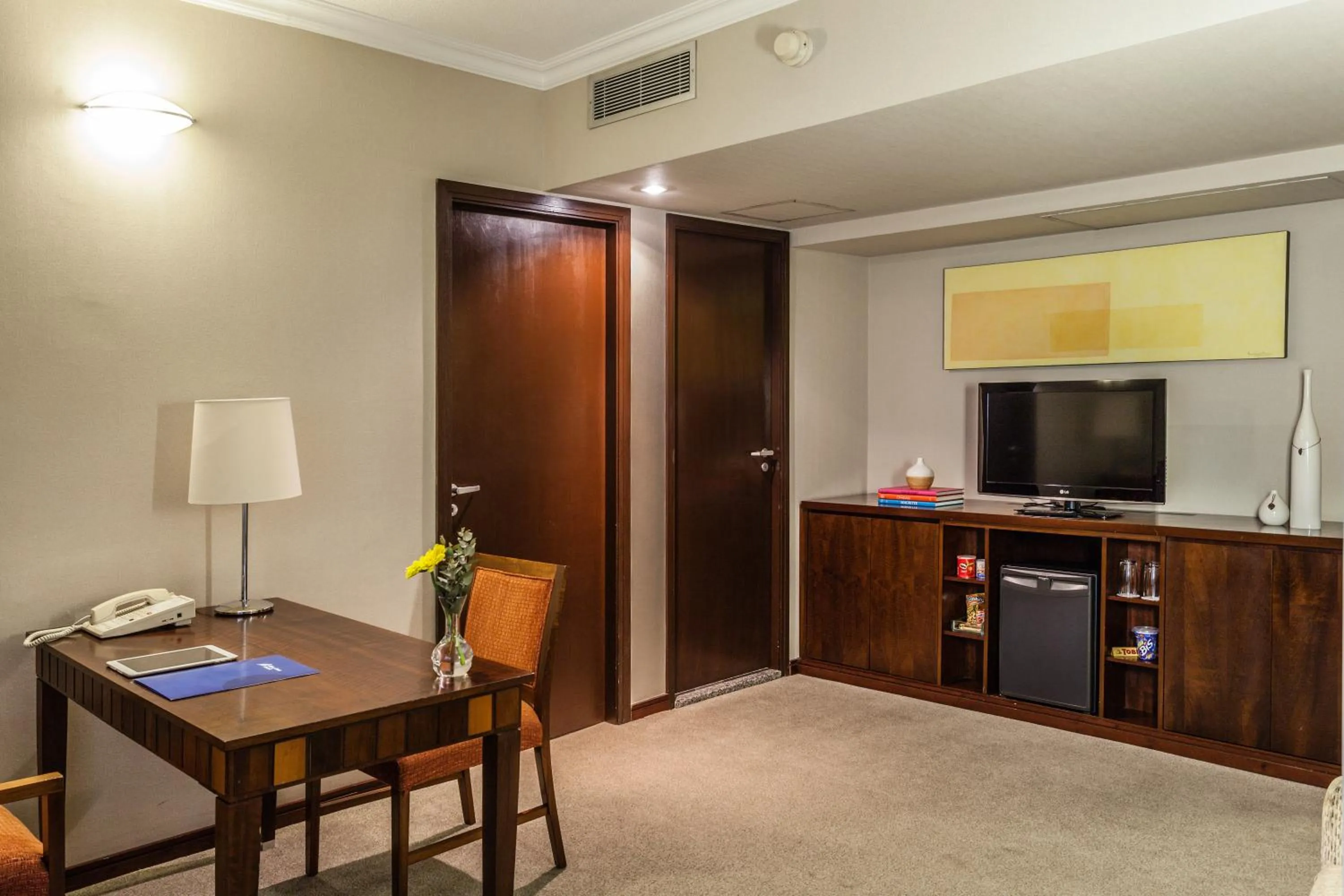 Living room in Blue Tree Premium Verbo Divino - Nações Unidas