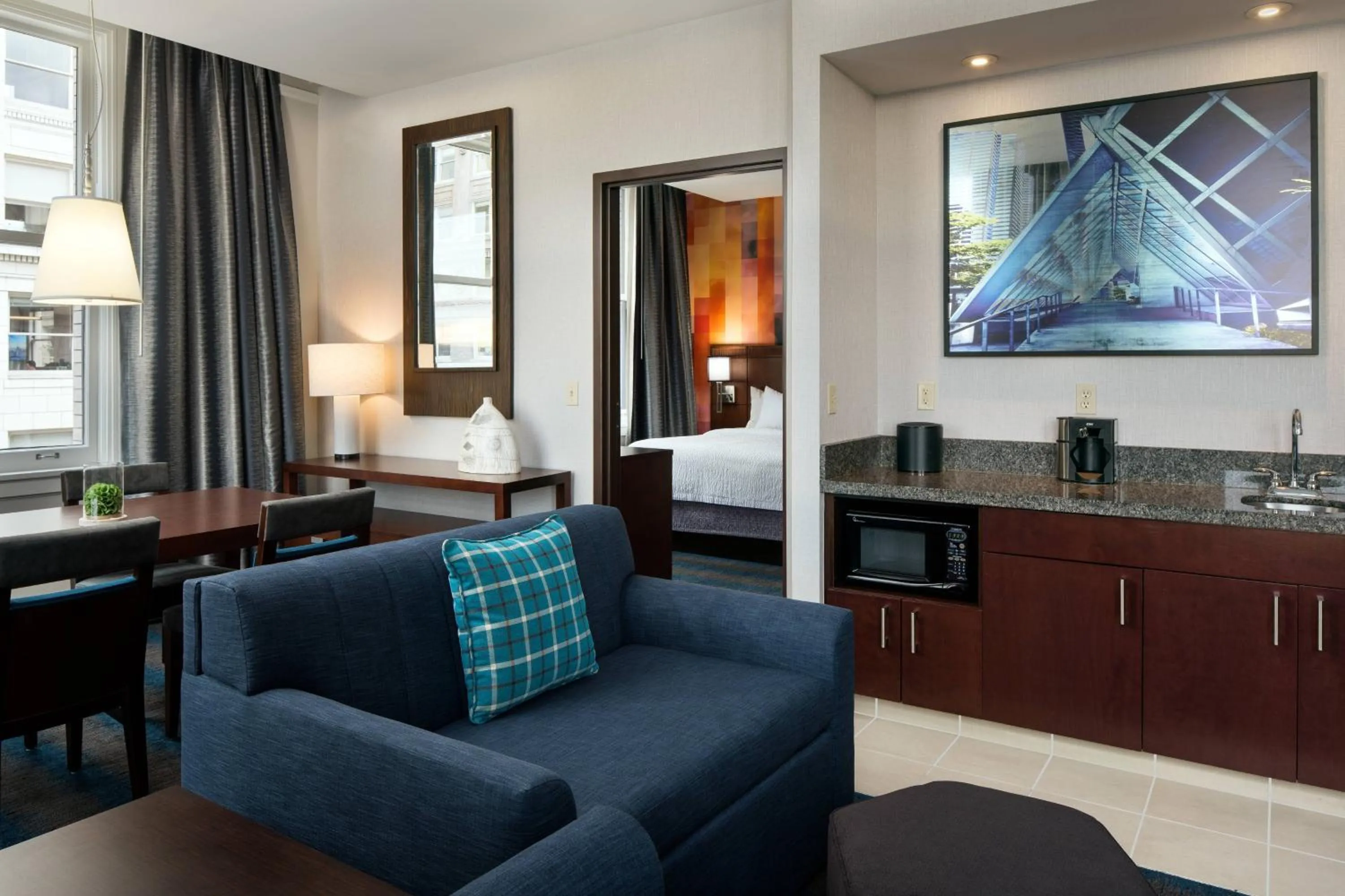 Living room in Courtyard Seattle Downtown / Pioneer Square