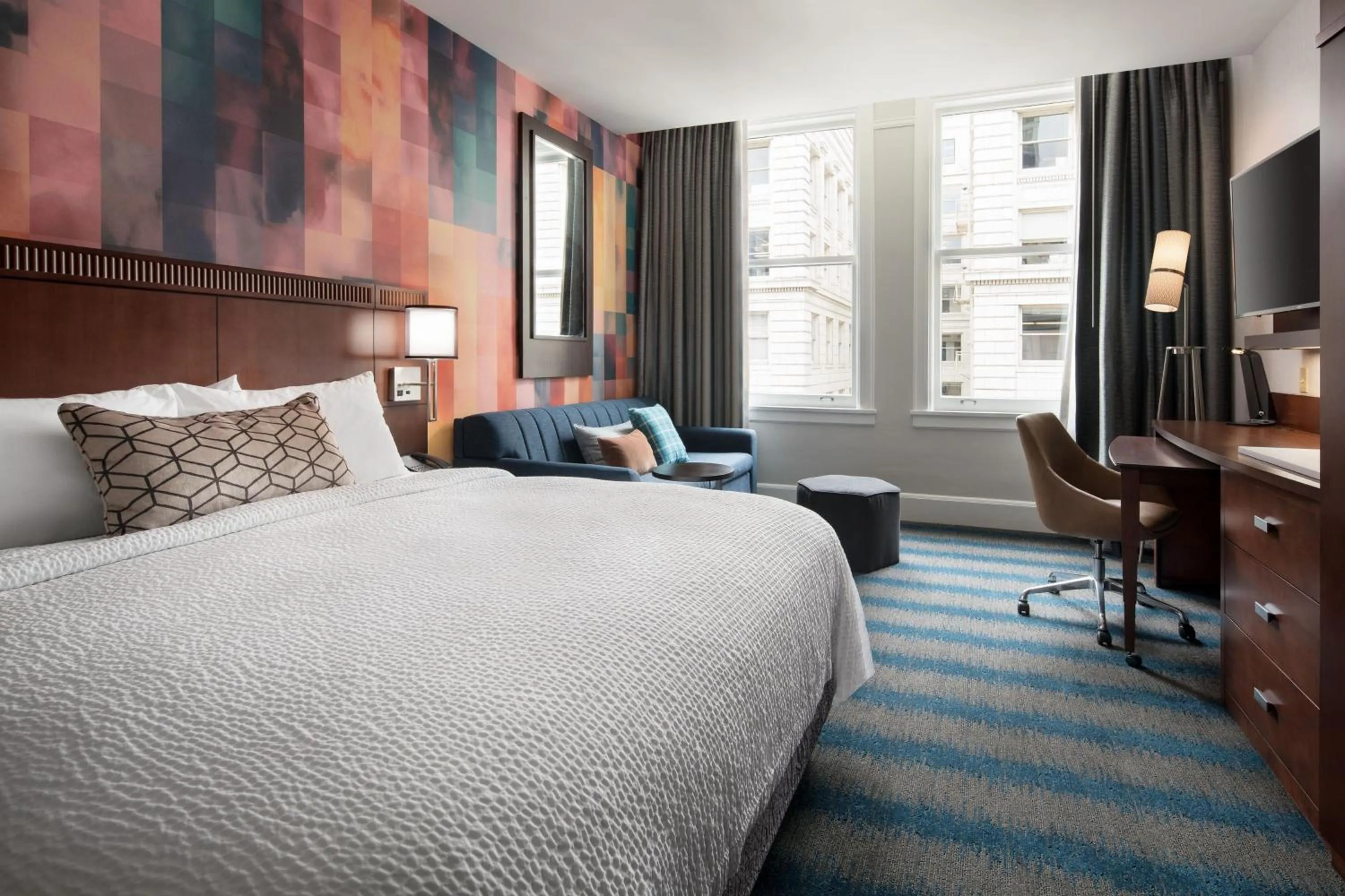 Photo of the whole room, Bed in Courtyard Seattle Downtown / Pioneer Square