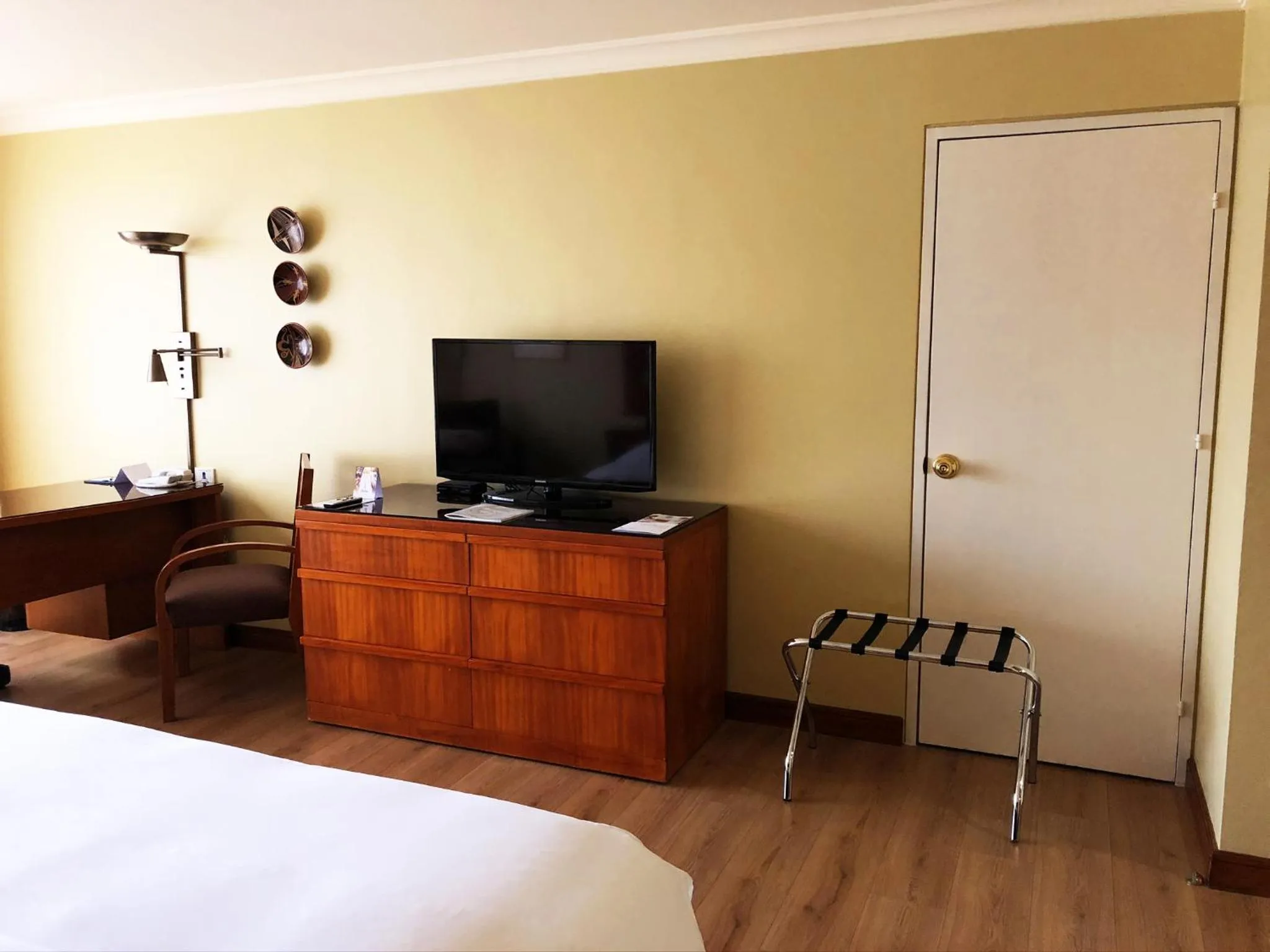 Photo of the whole room, Bed in Swissotel Quito