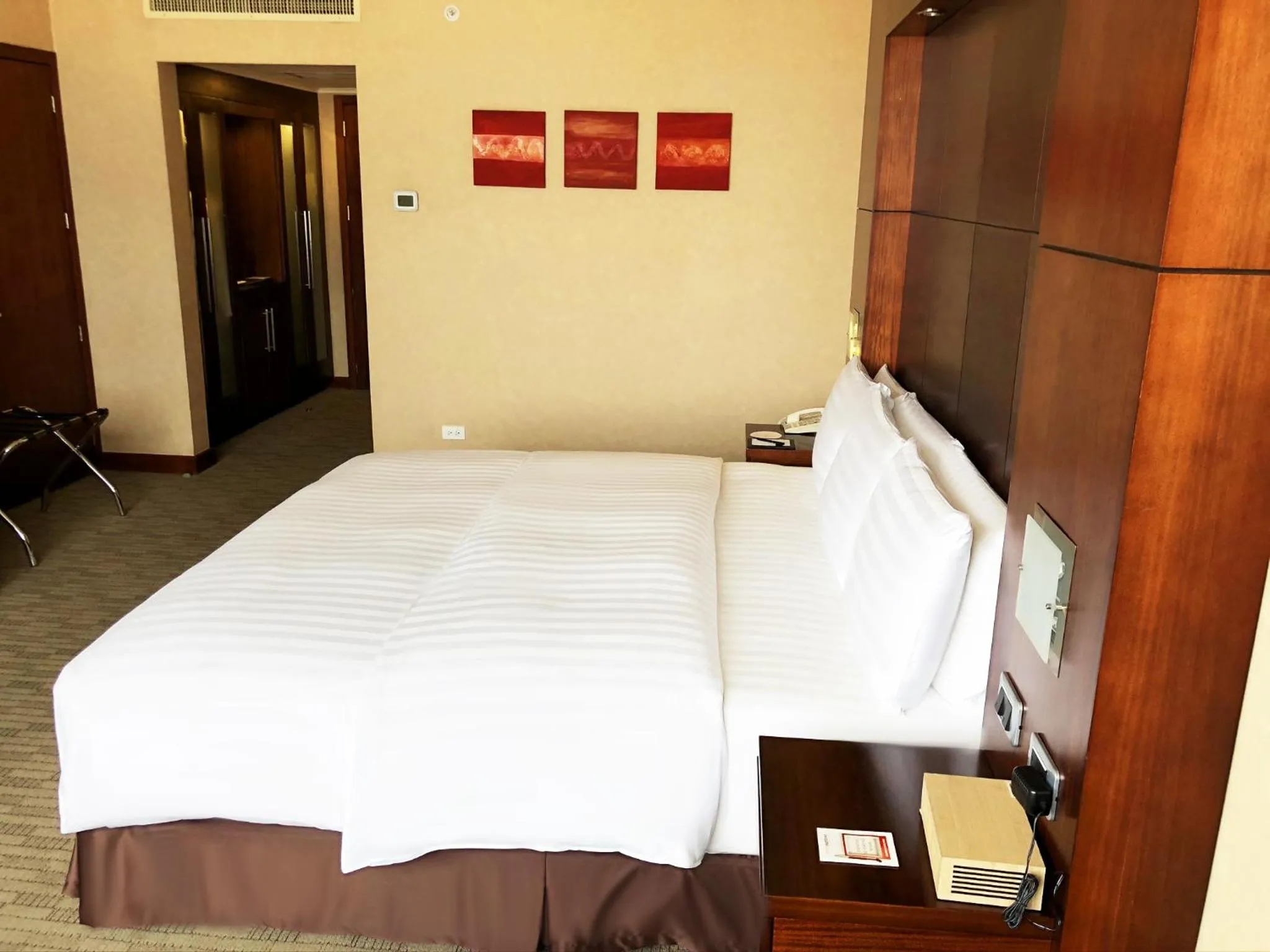 Photo of the whole room, Bed in Swissotel Quito