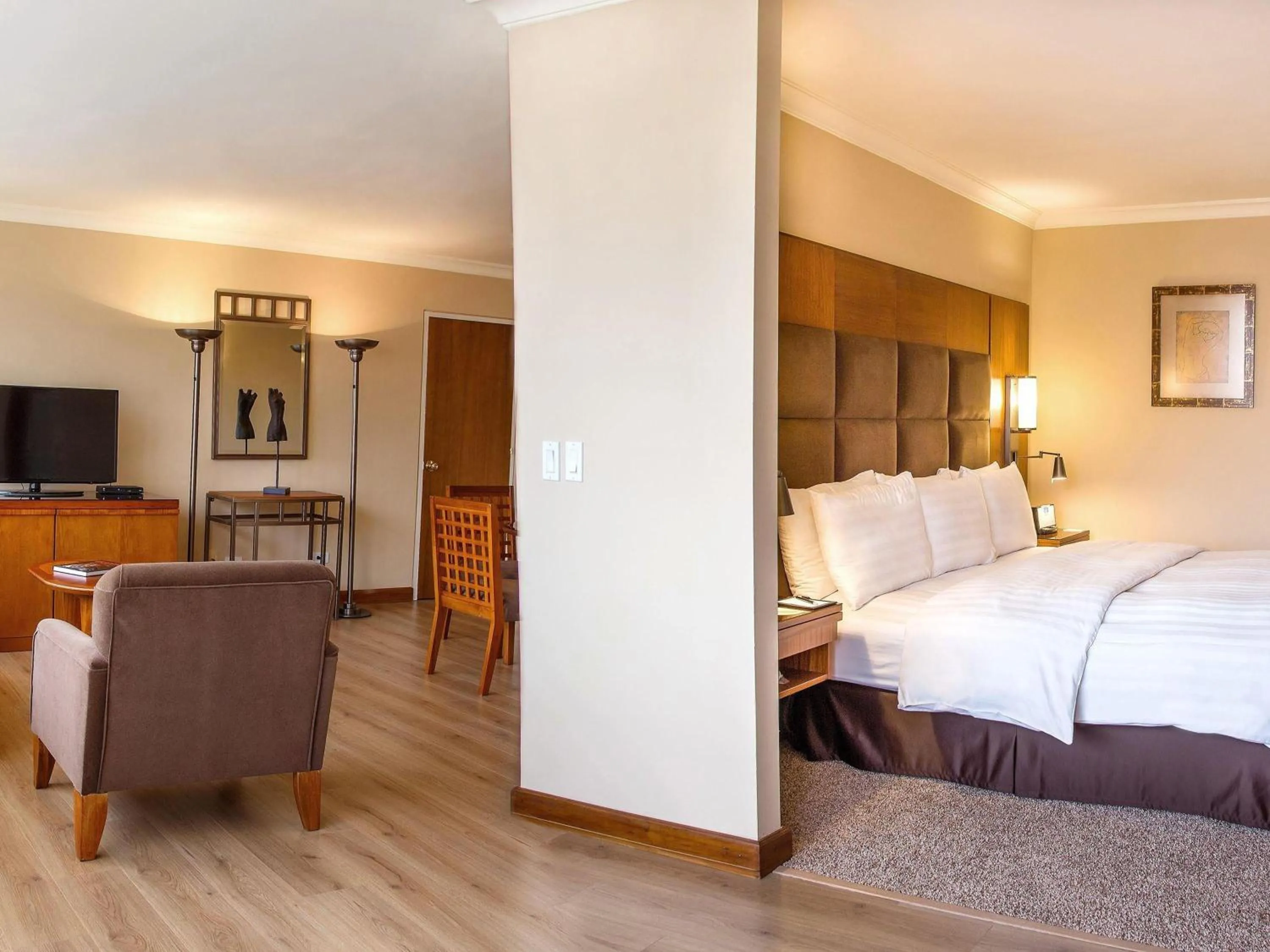 Bedroom, Bed in Swissotel Quito