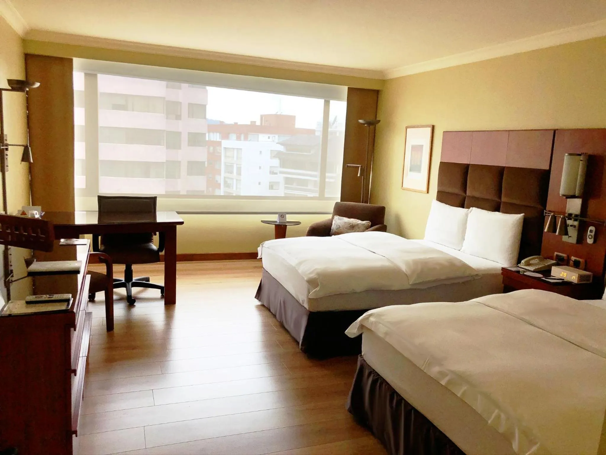 Photo of the whole room, Bed in Swissotel Quito