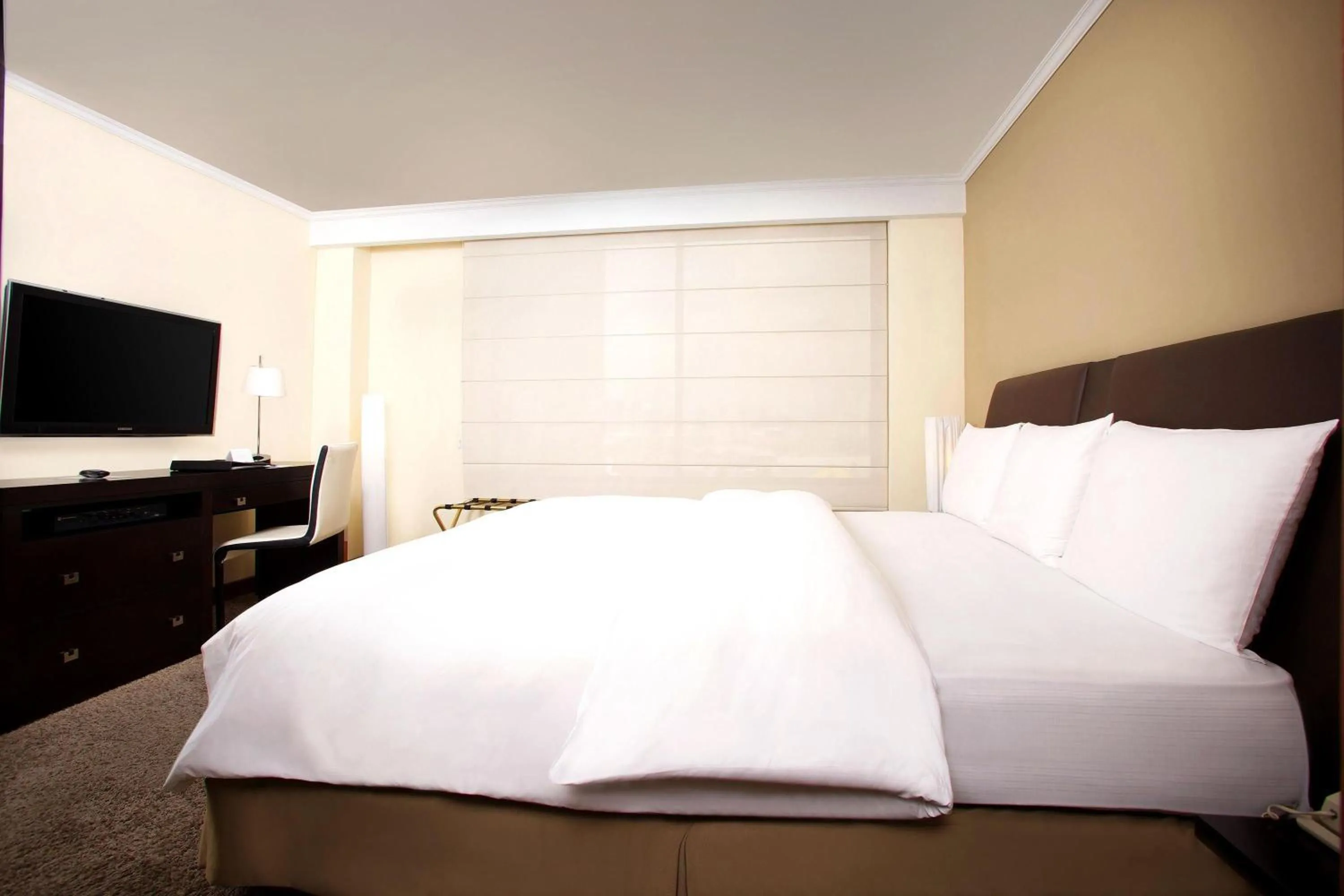 Bedroom, Bed in Swissotel Quito