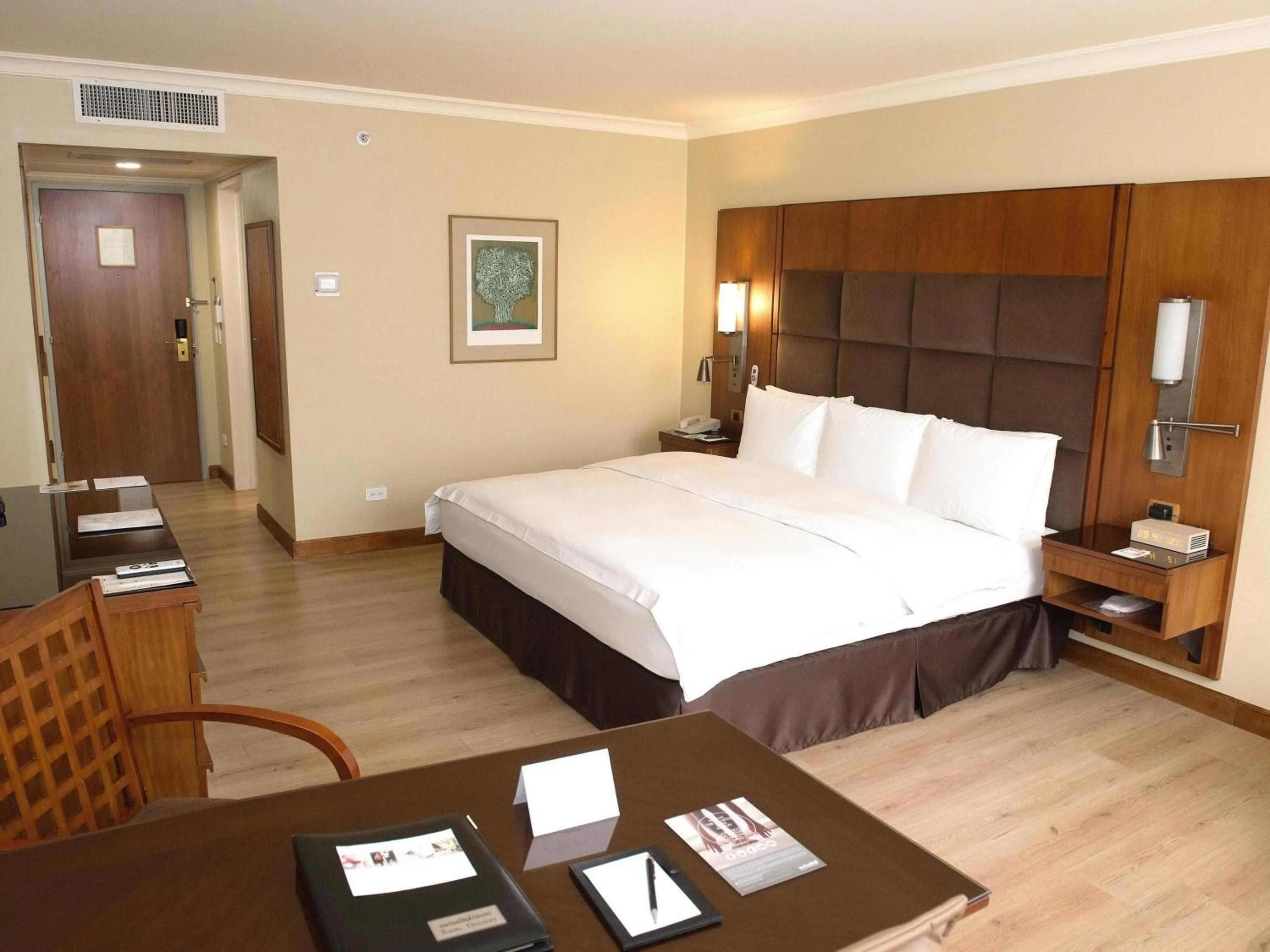 Bedroom, Bed in Swissotel Quito