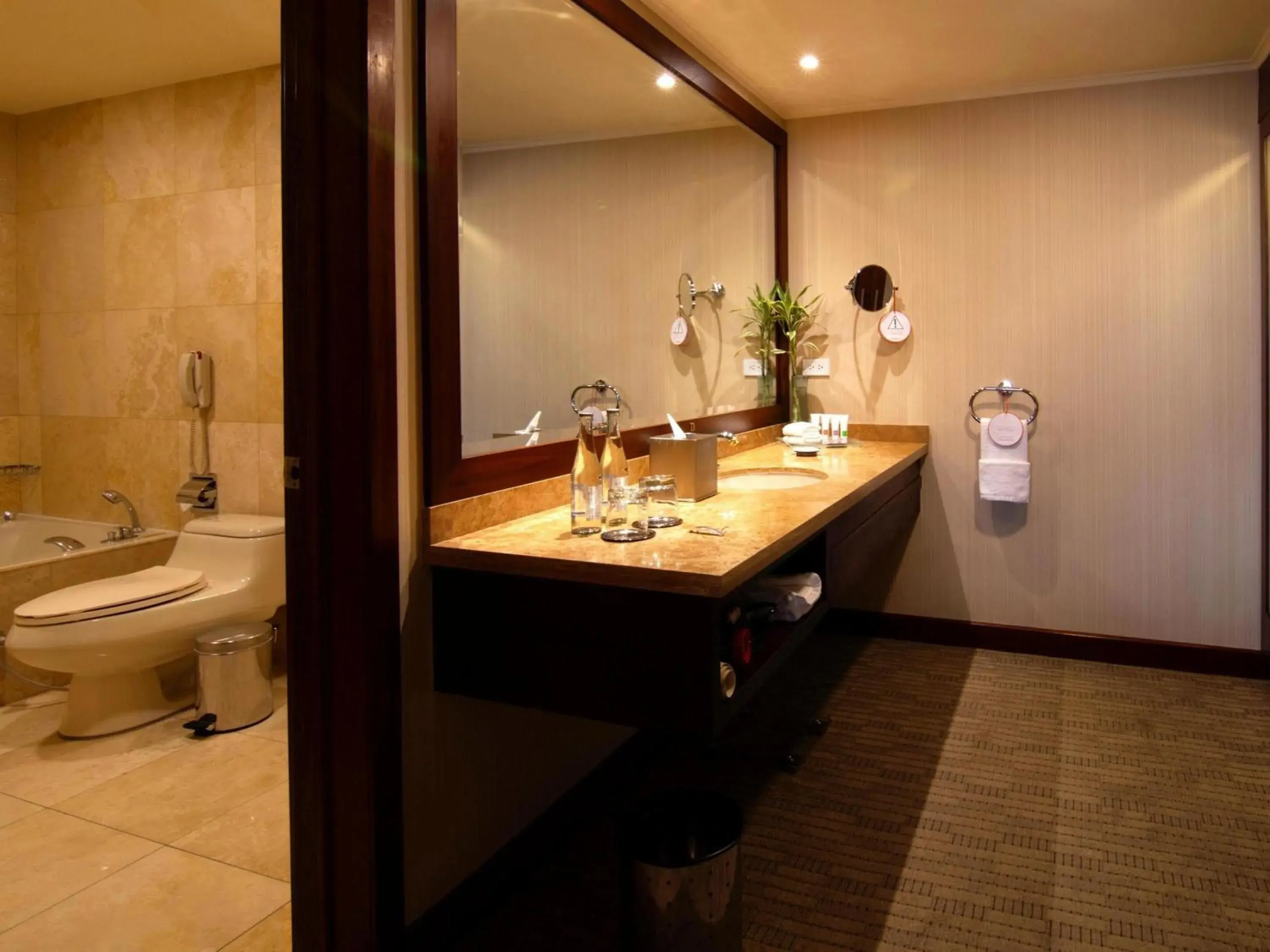 One-Bedroom Executive Suite with Twin Beds in Swissotel Quito One-Bedroom Executive Suite with Twin Beds in Swissotel Quito