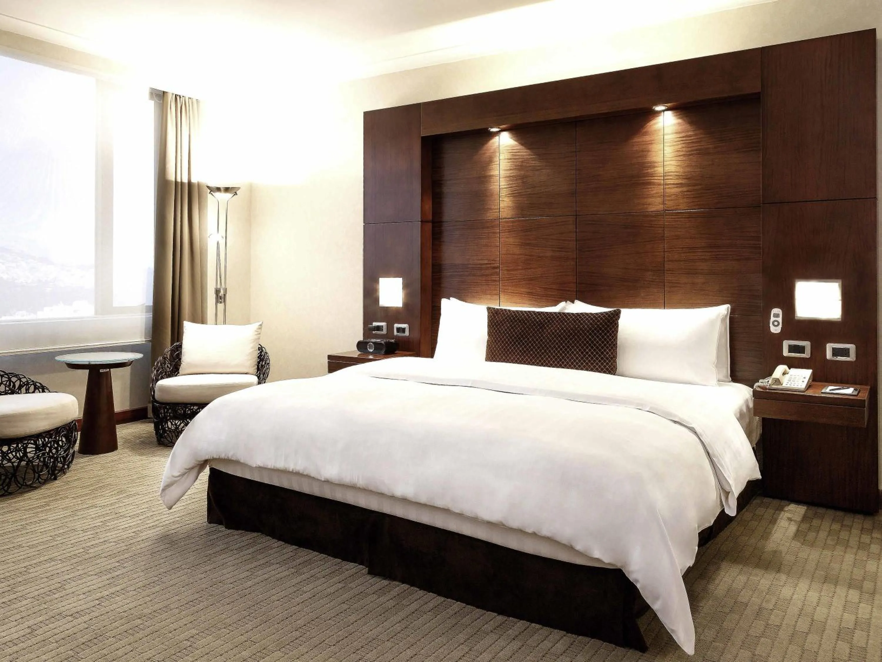 Photo of the whole room, Bed in Swissotel Quito