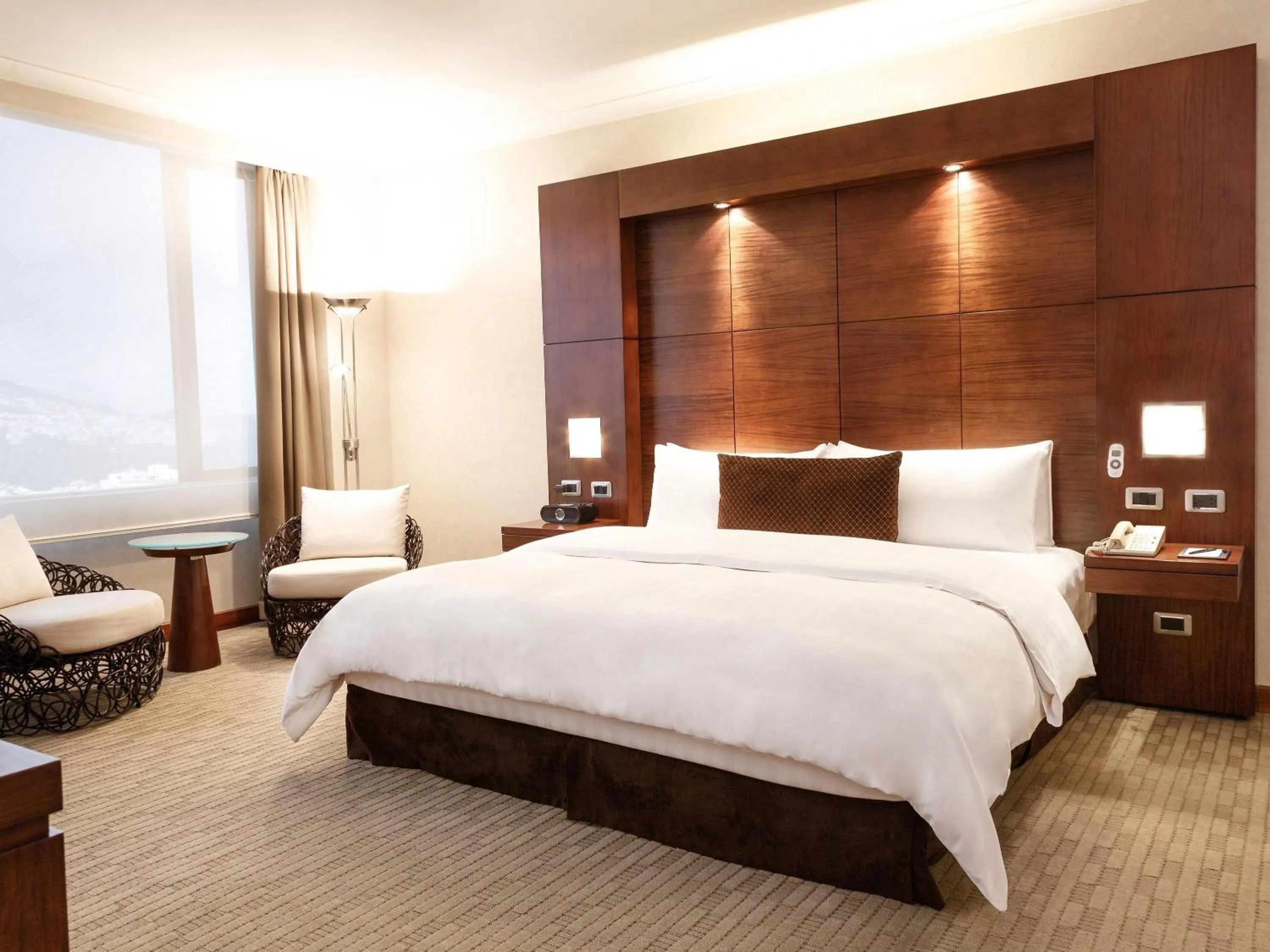 Bedroom, Bed in Swissotel Quito