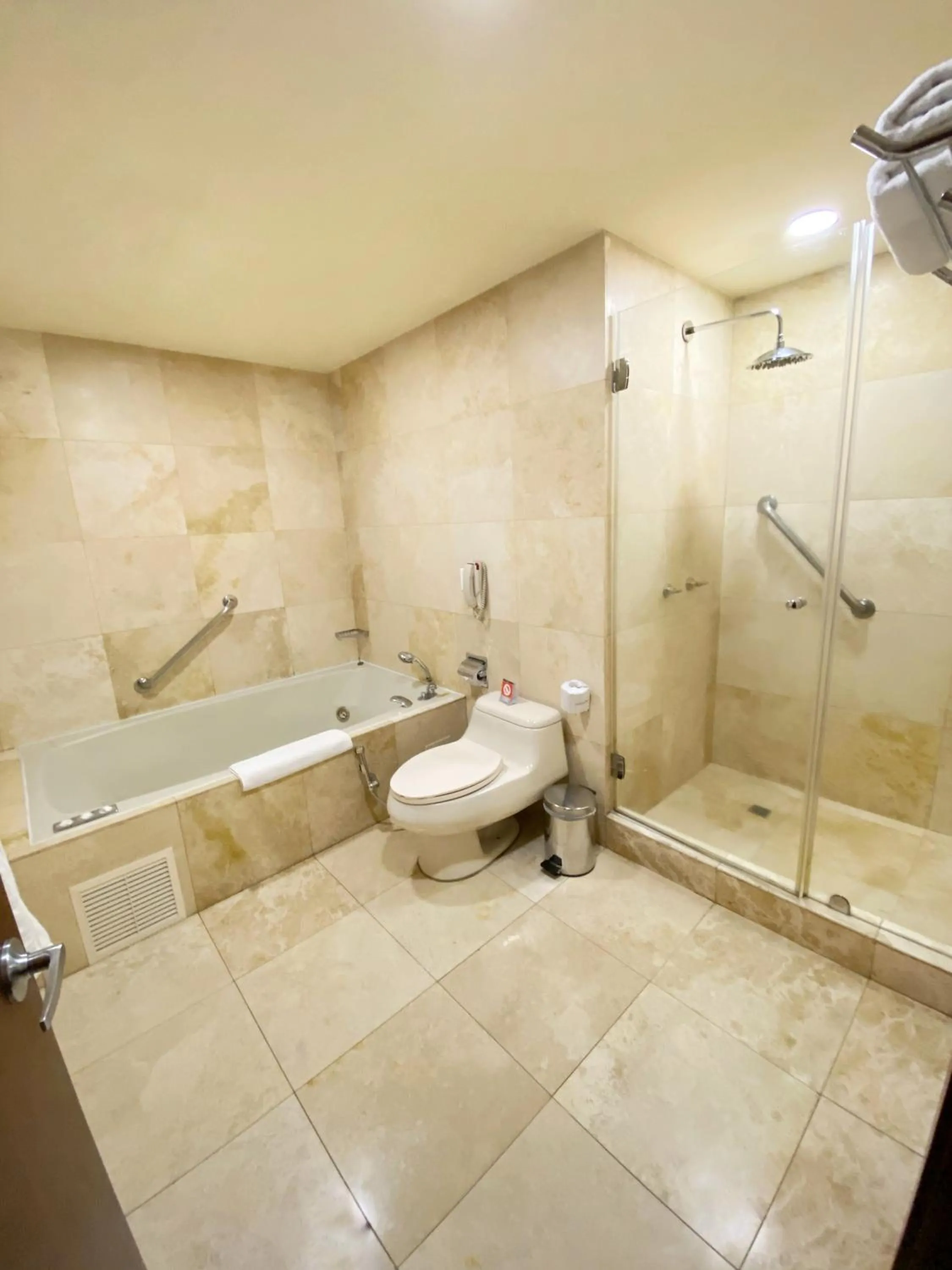 Shower in Swissotel Quito