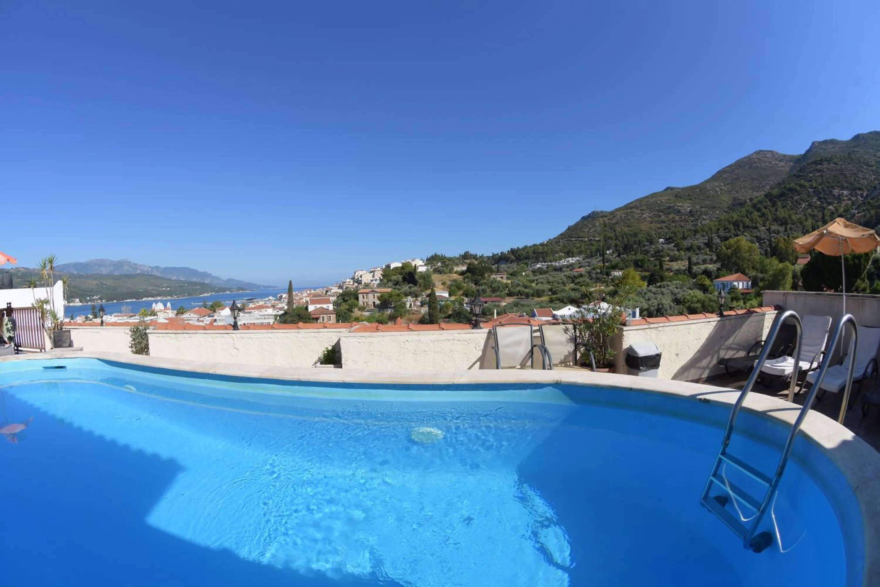 Swimming pool in Virginia Hotel