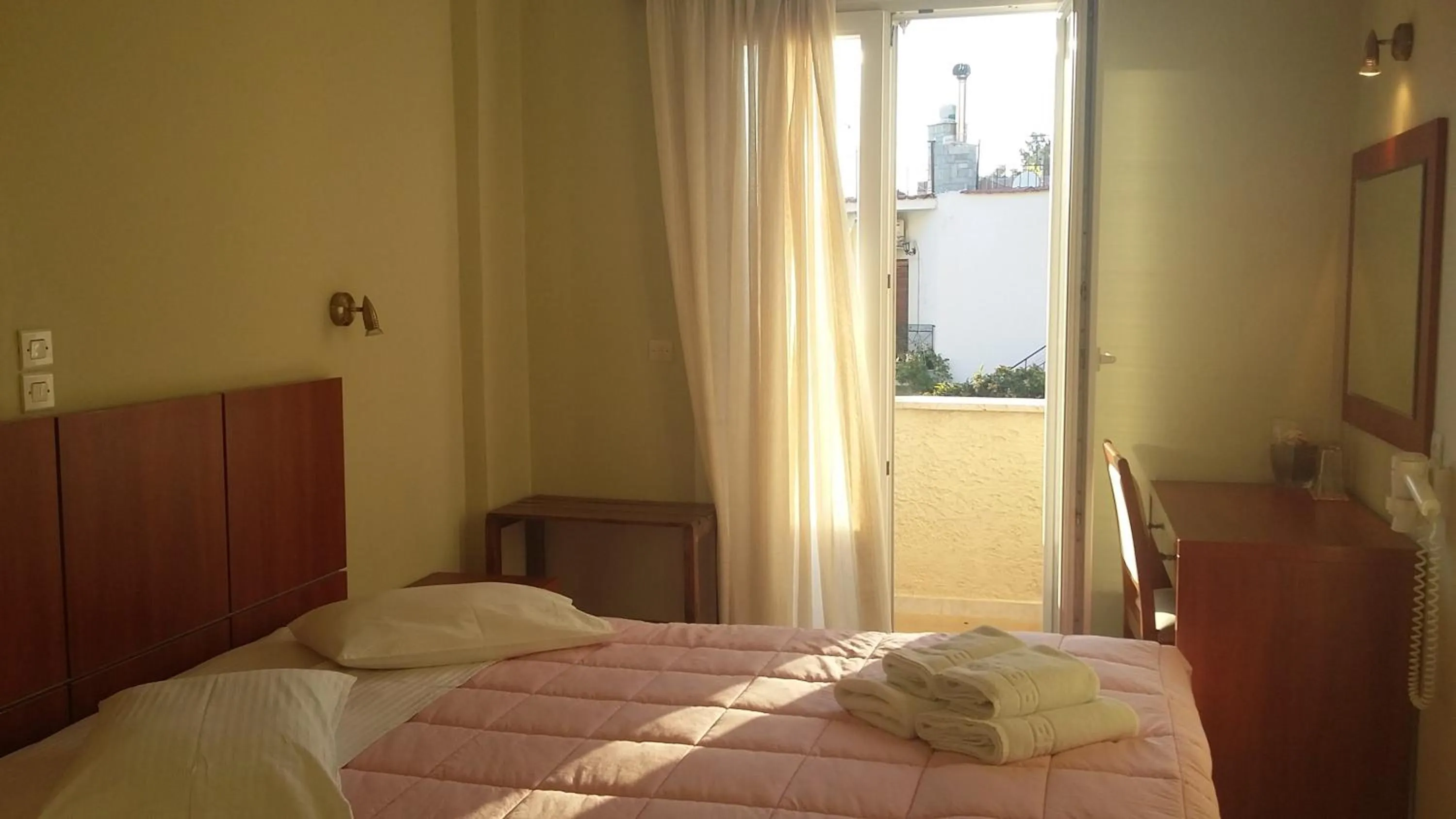 Bedroom, Bed in Virginia Hotel