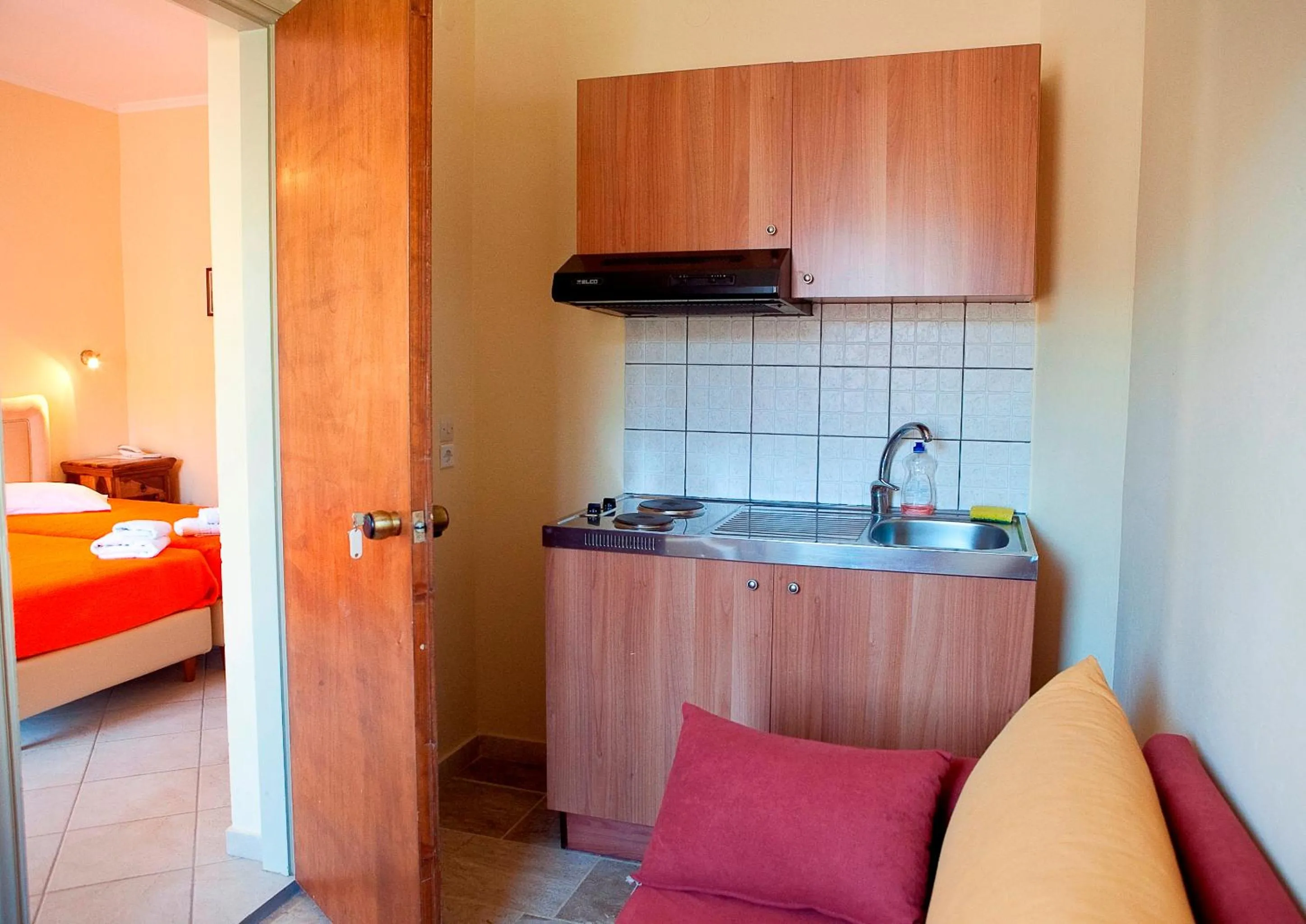 Kitchen or kitchenette, Bed in Virginia Hotel