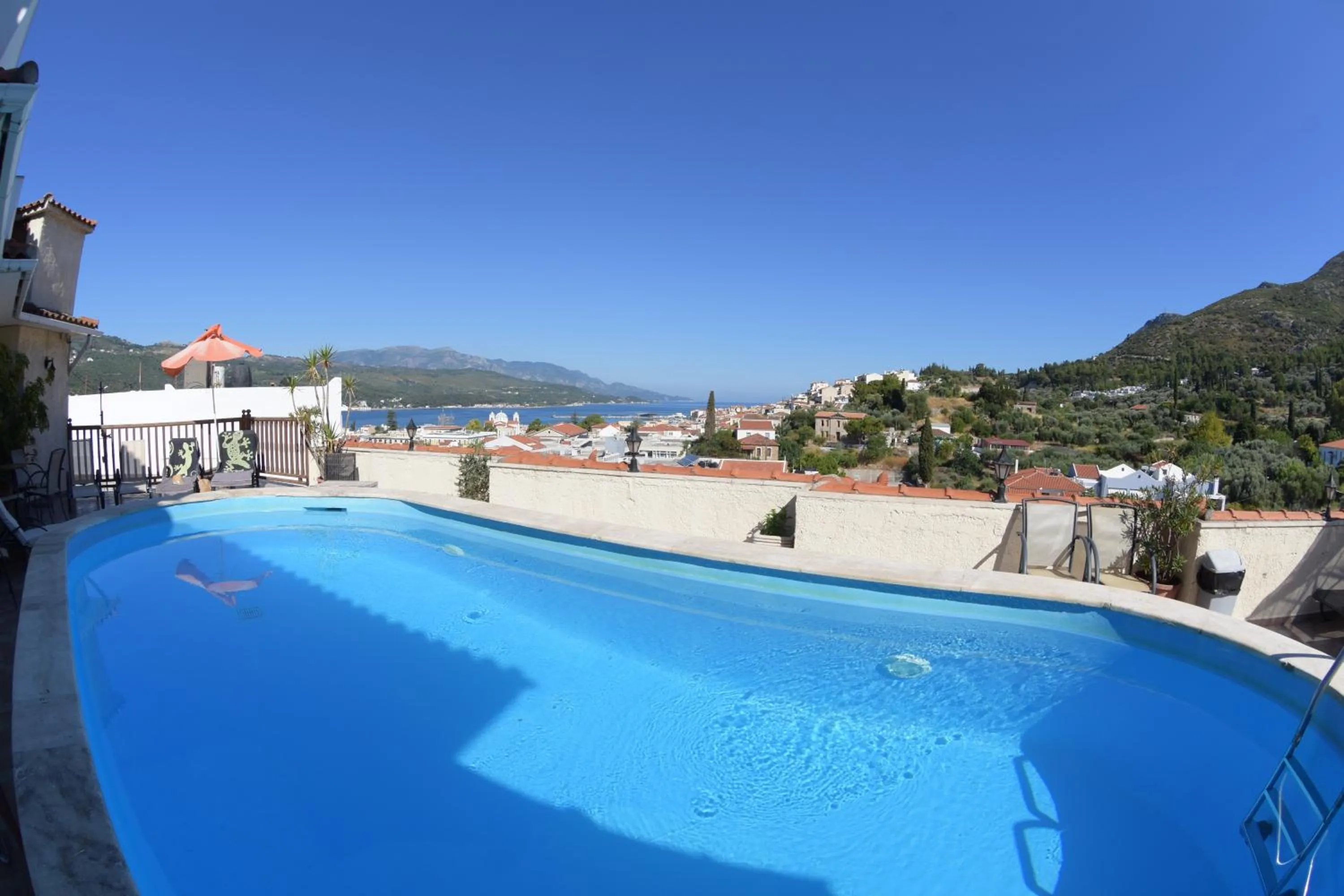 Swimming pool in Virginia Hotel