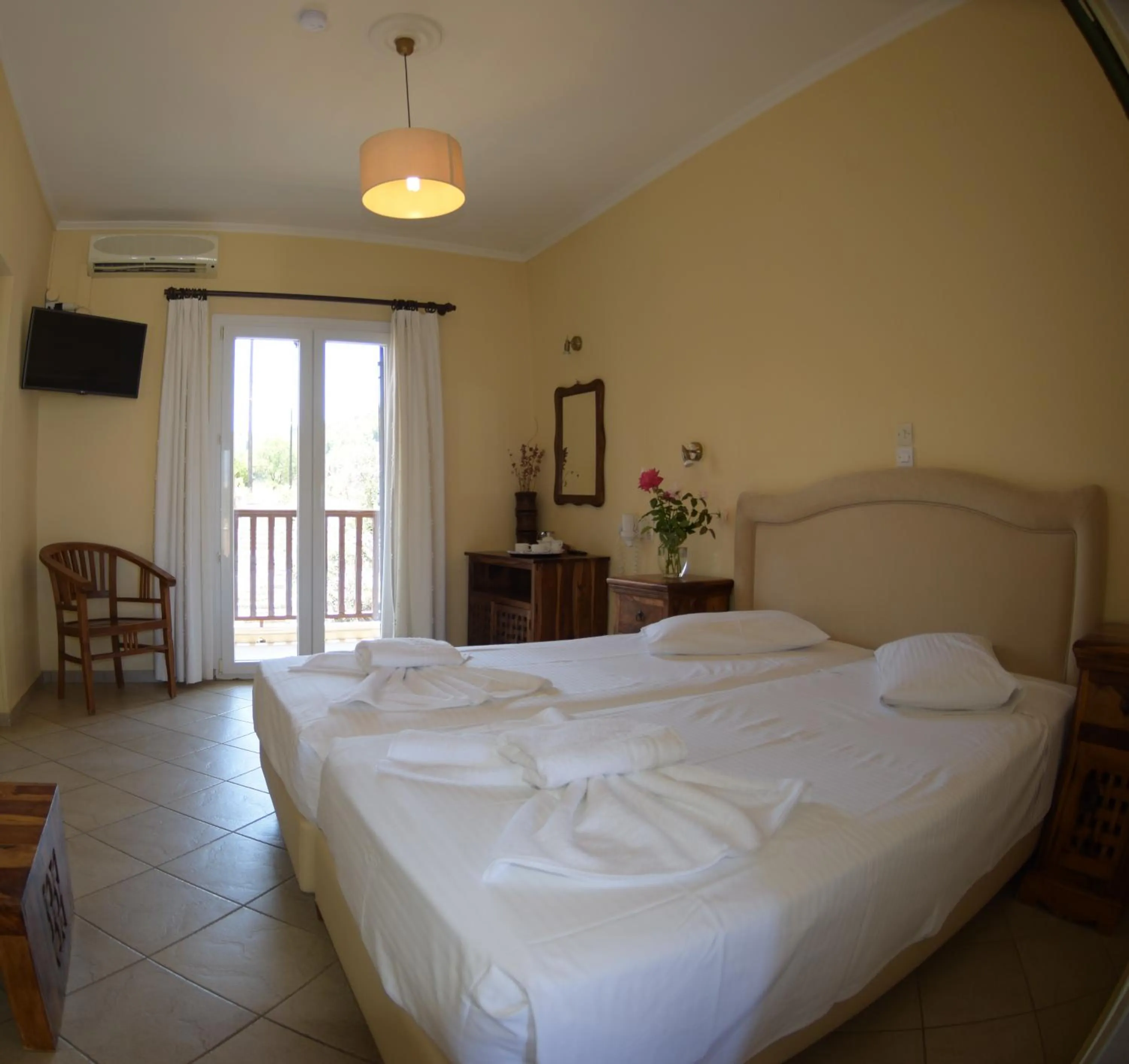 Photo of the whole room, Bed in Virginia Hotel