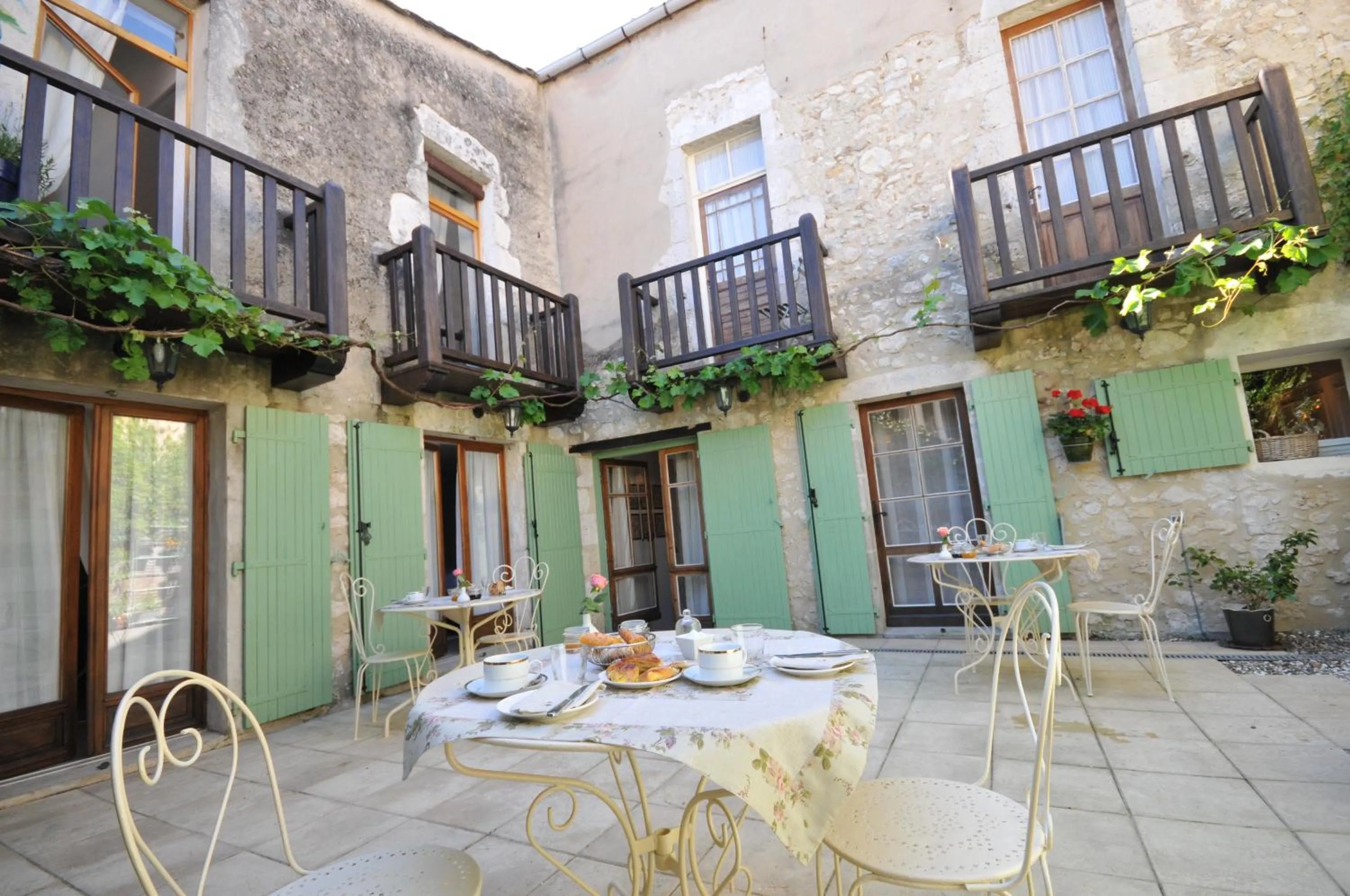 Property building in 52 Eymet