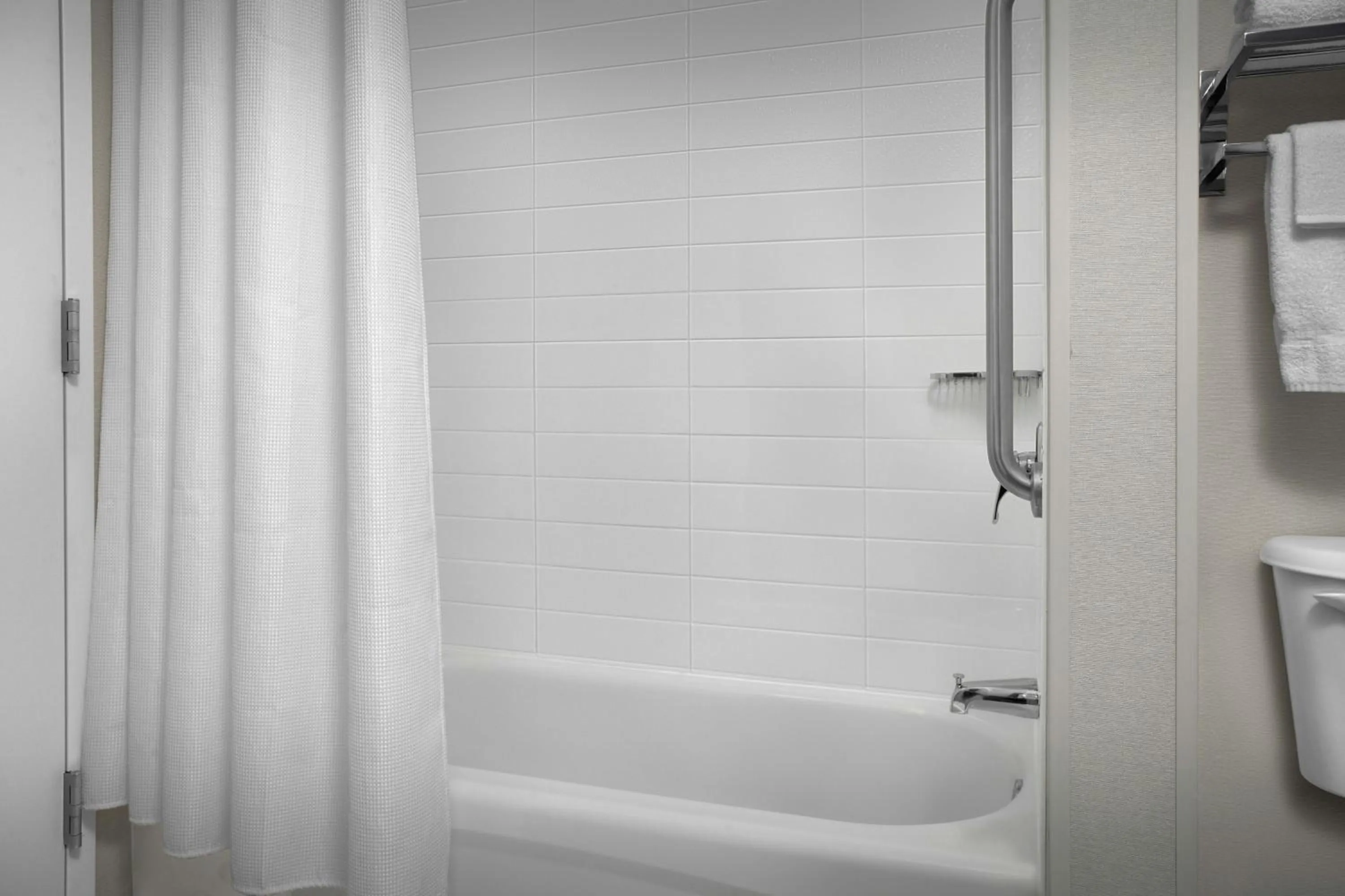 Bathroom in Fairfield Inn & Suites by Marriott Rogers