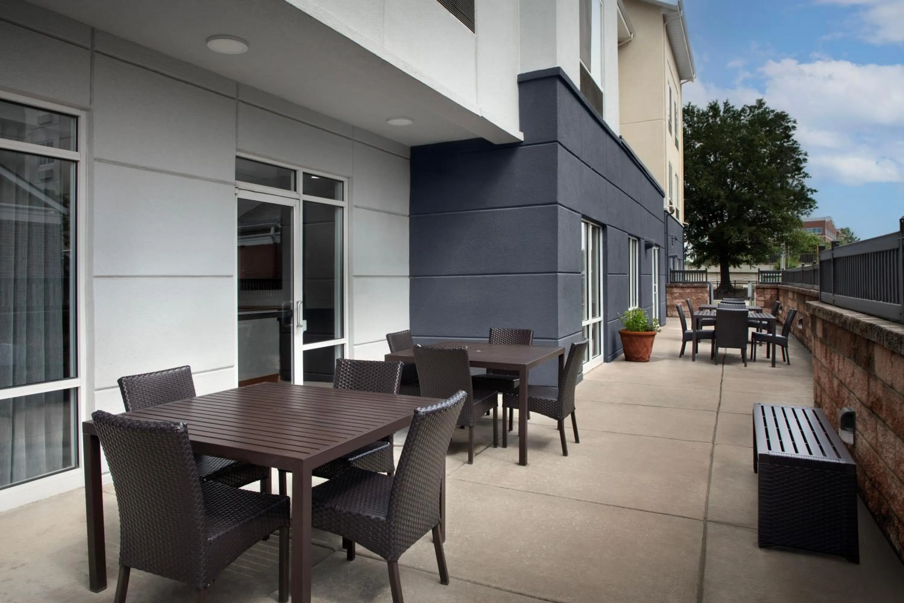 Patio in Fairfield Inn & Suites by Marriott Rogers