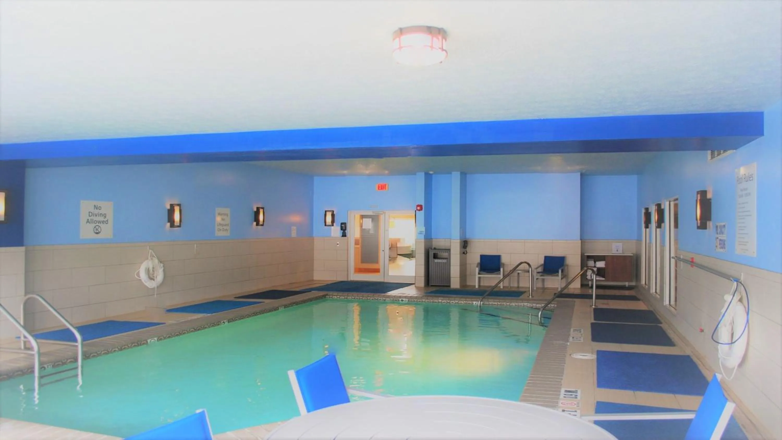 Swimming pool in Holiday Inn Express & Suites Indianapolis North - Carmel by IHG