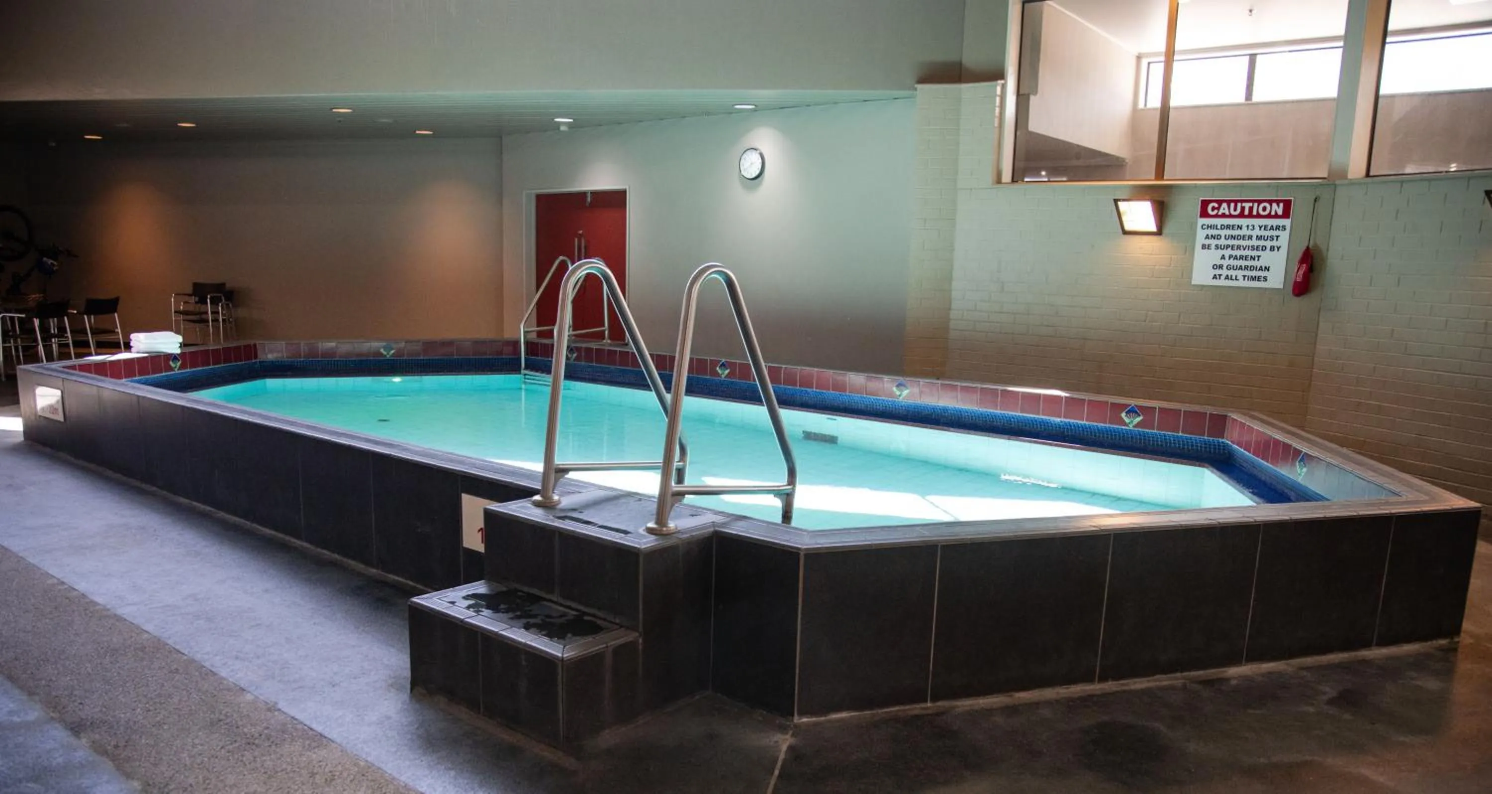 Swimming pool in Ascot Park Hotel