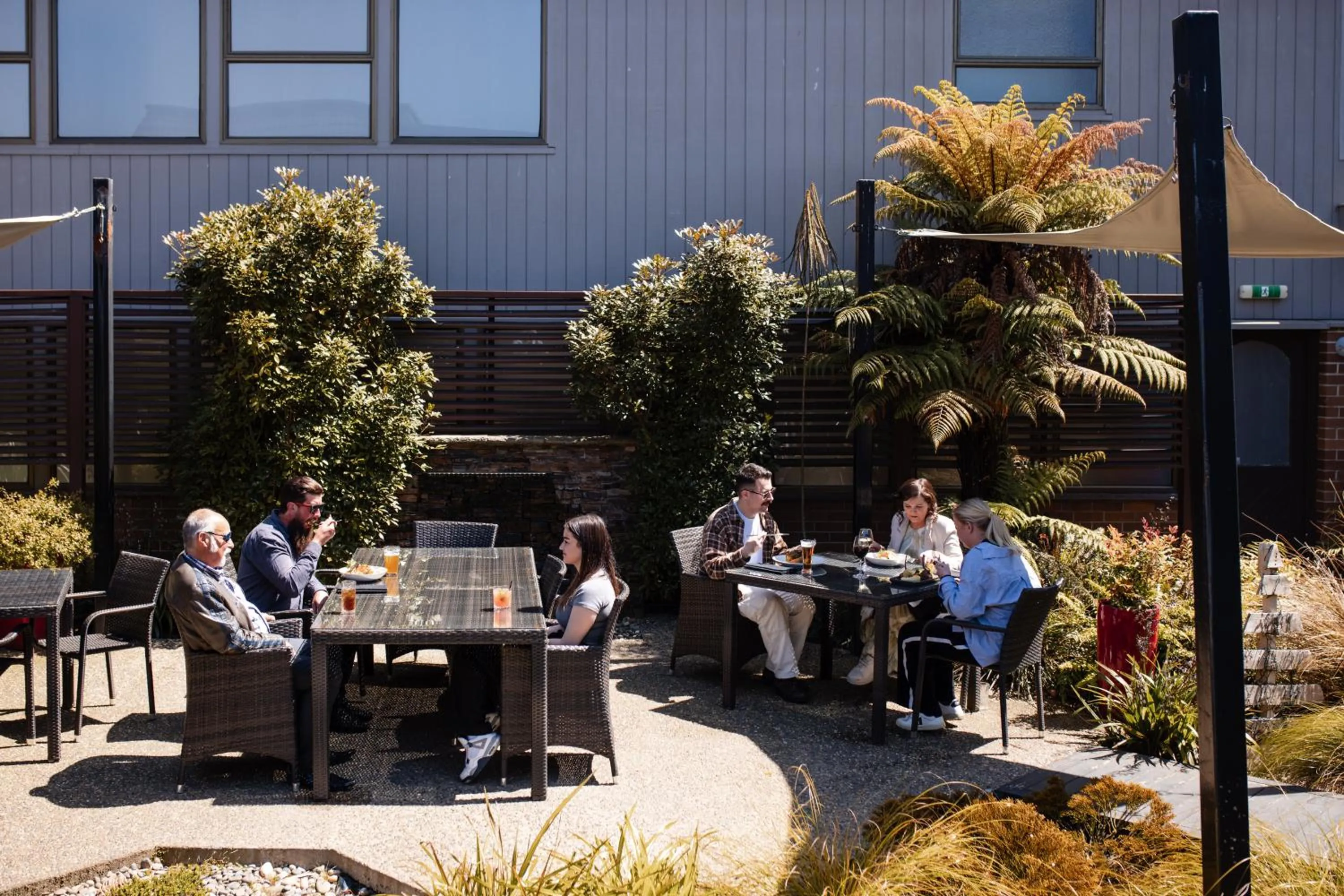 Restaurant/places to eat in Ascot Park Hotel