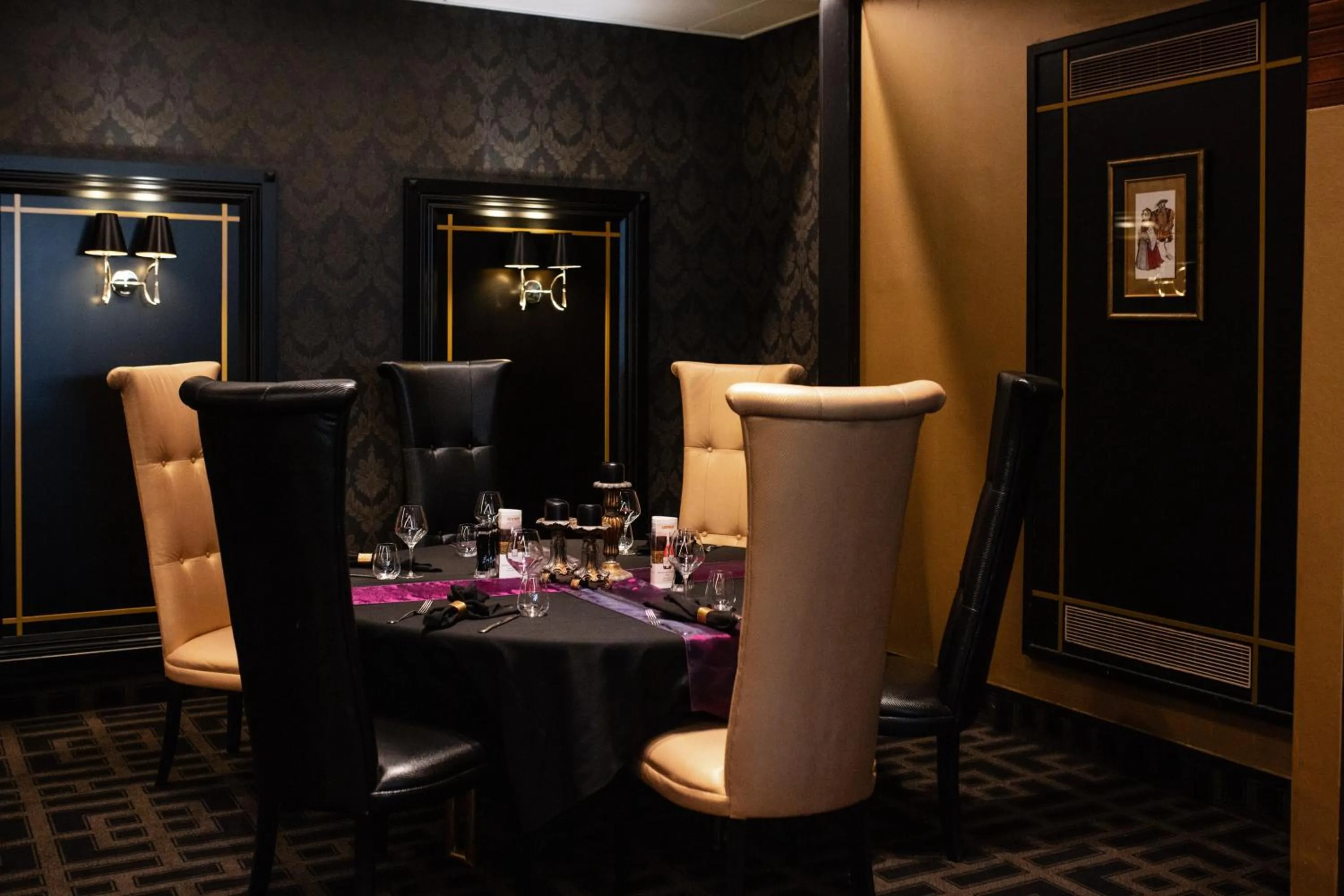 Restaurant/places to eat in Ascot Park Hotel