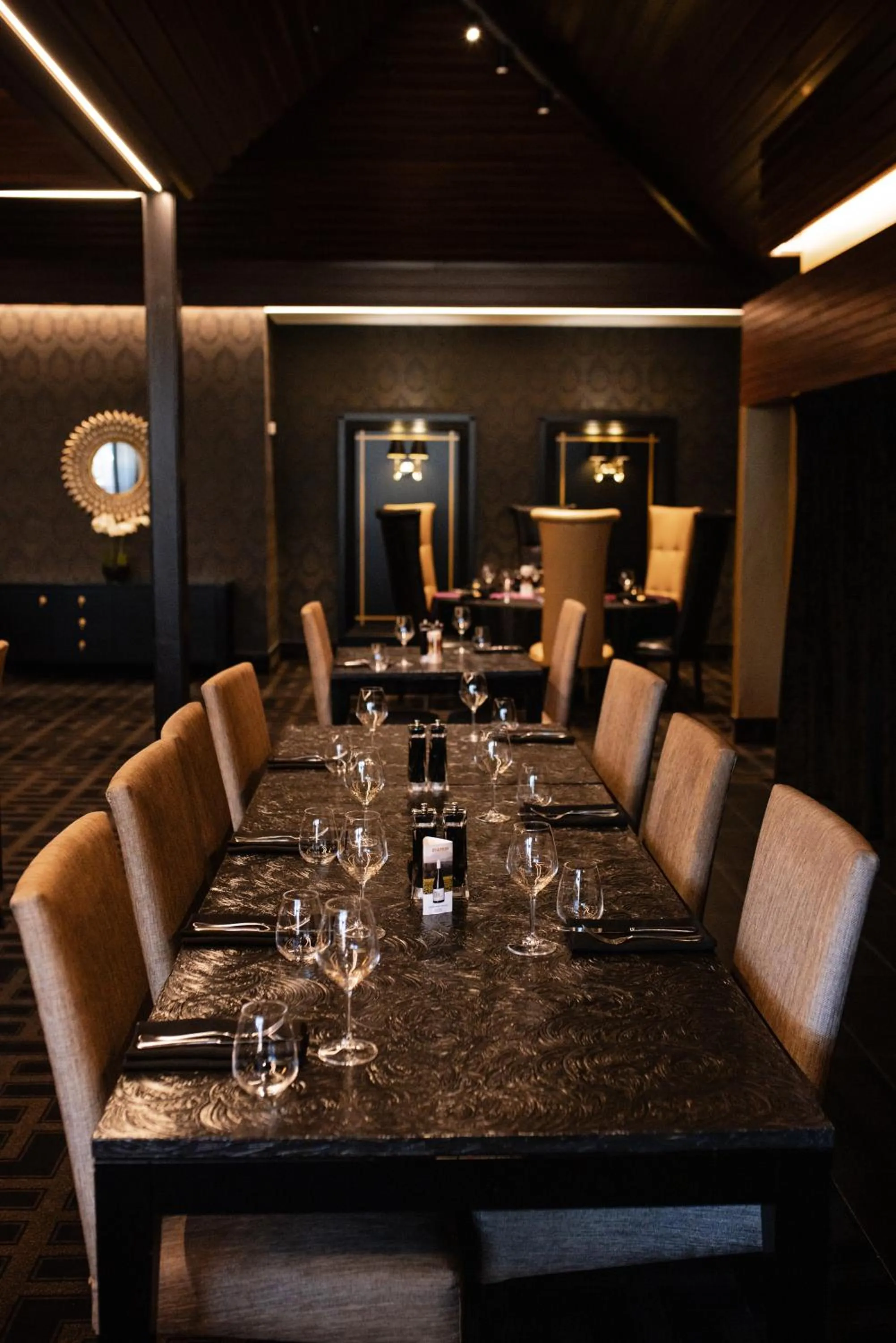 Restaurant/places to eat in Ascot Park Hotel