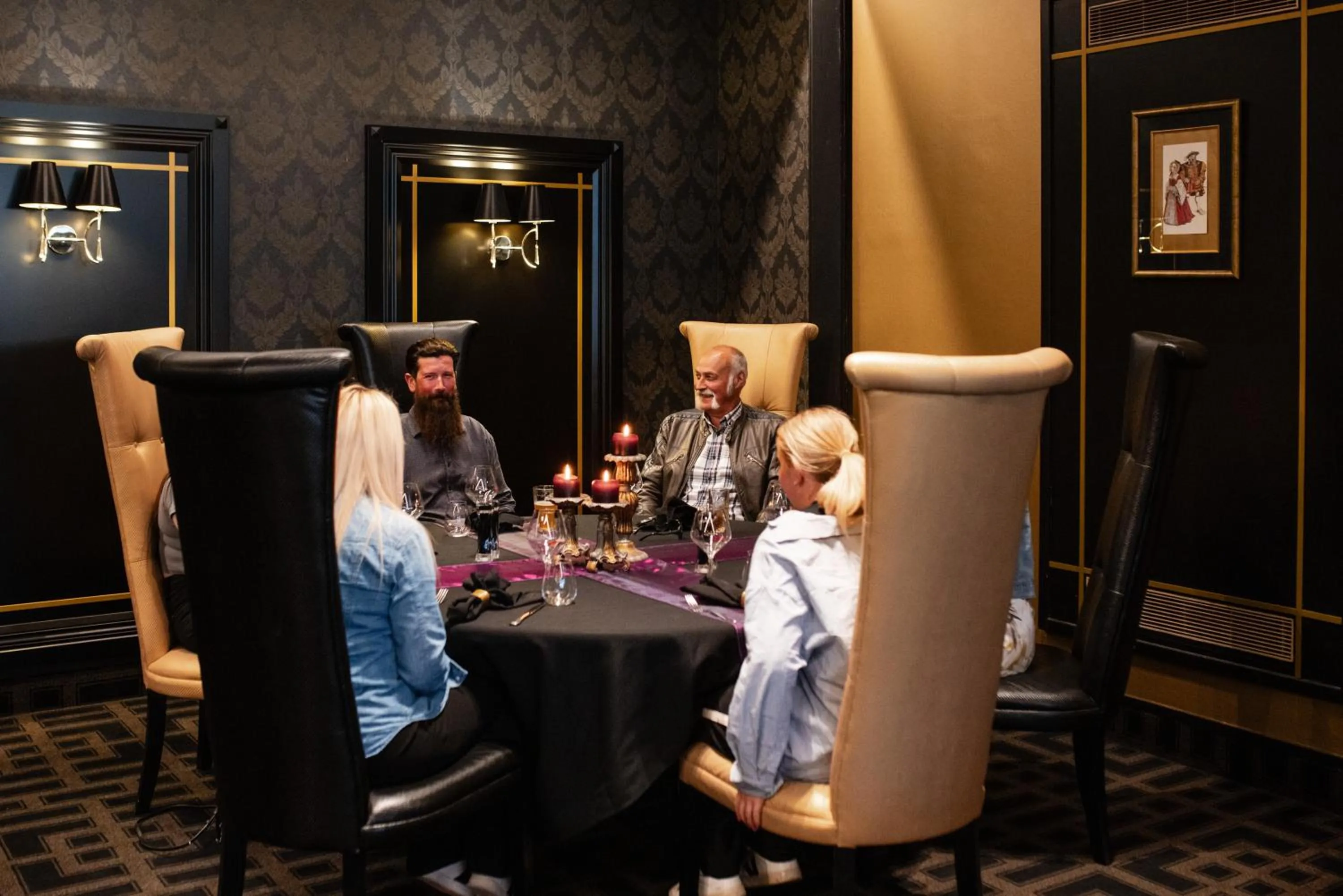 Restaurant/places to eat in Ascot Park Hotel