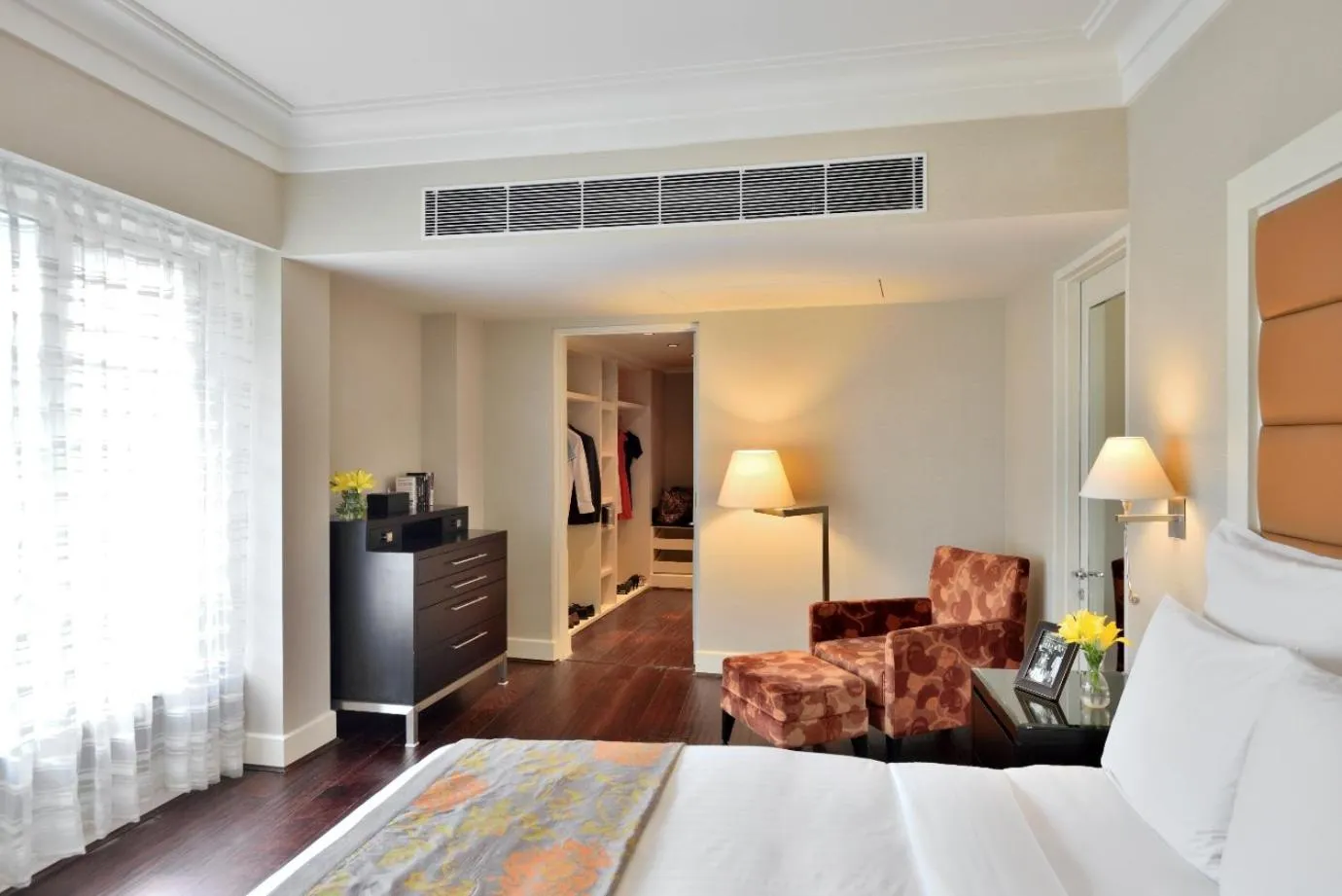 Bedroom, Bed in Marriott Executive Apartment - Lakeside Chalet, Mumbai