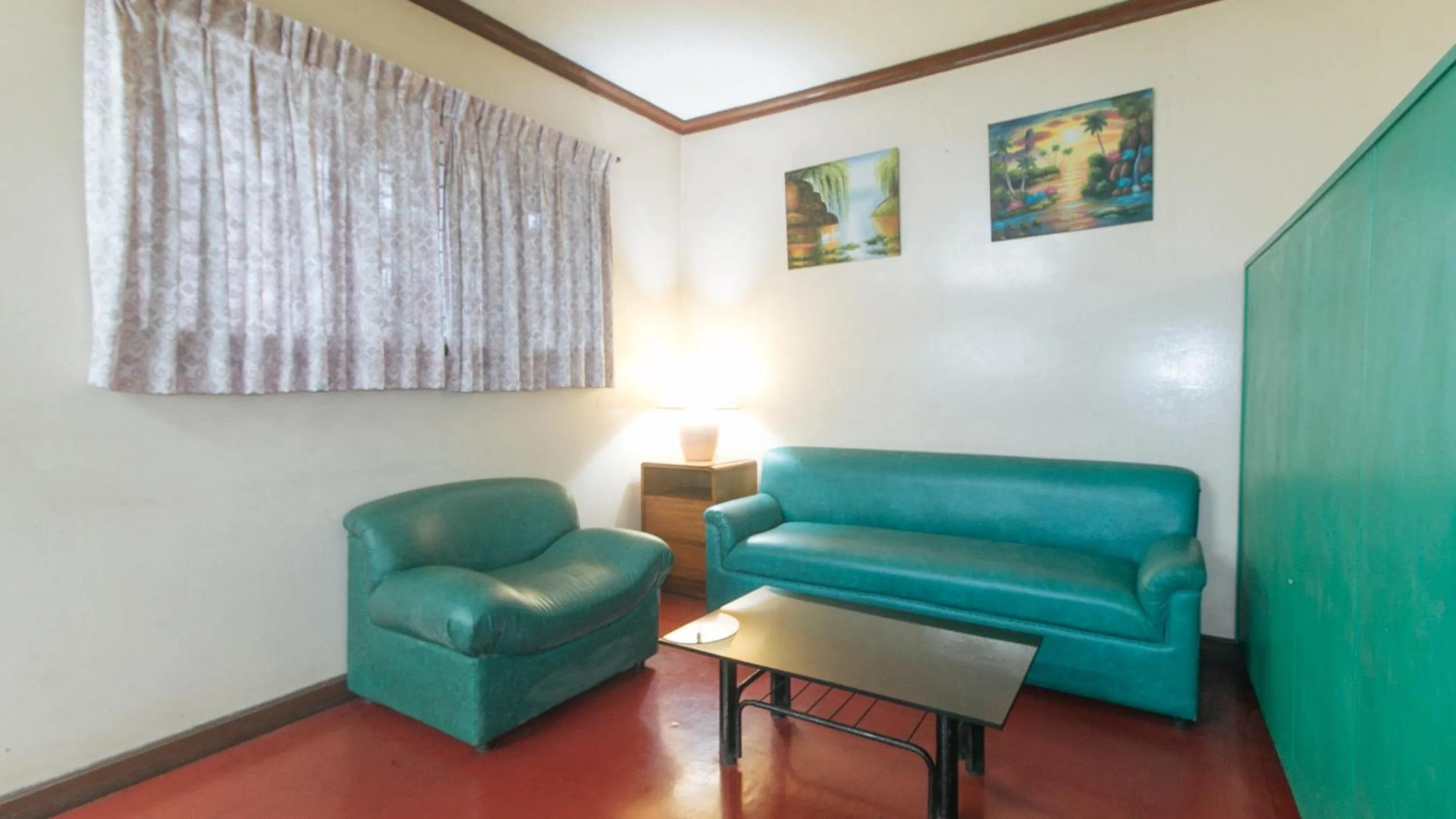 Seating area in RedDoorz at Broadway Court Apartelle Quezon City
