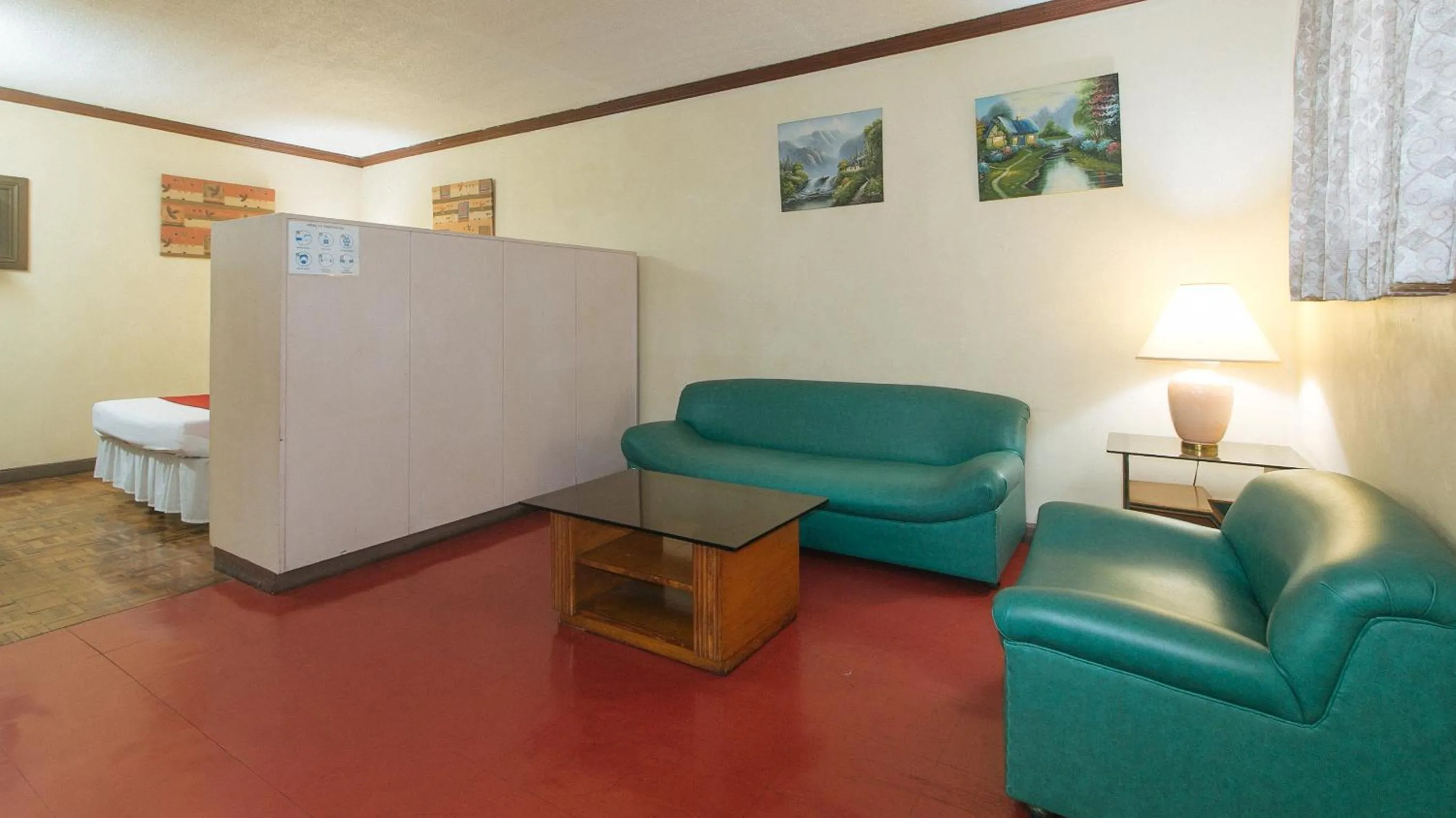 Seating area in RedDoorz at Broadway Court Apartelle Quezon City