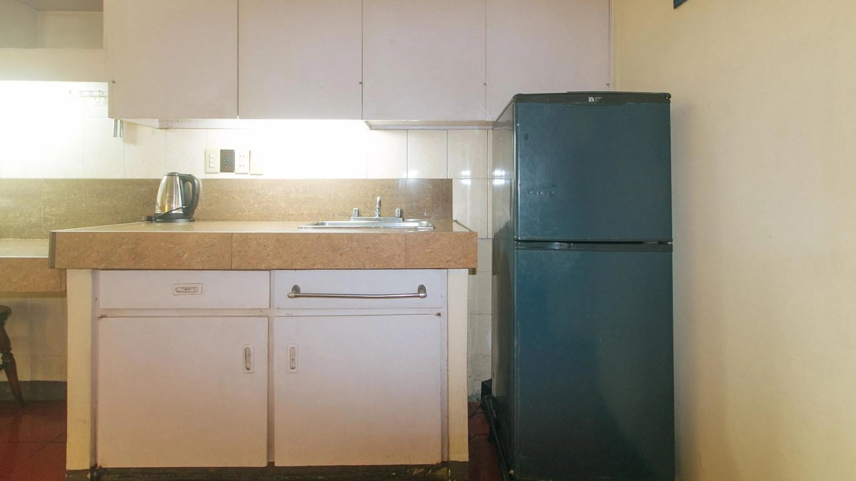 Kitchen or kitchenette in RedDoorz at Broadway Court Apartelle Quezon City