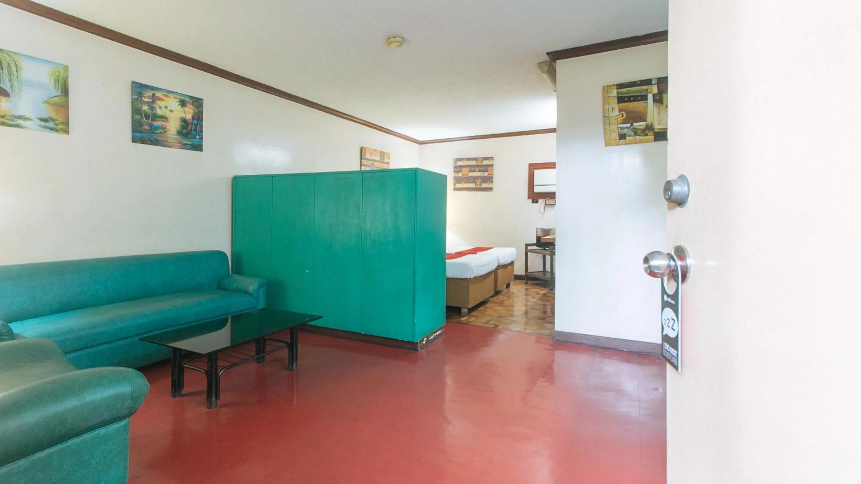 Seating area in RedDoorz at Broadway Court Apartelle Quezon City