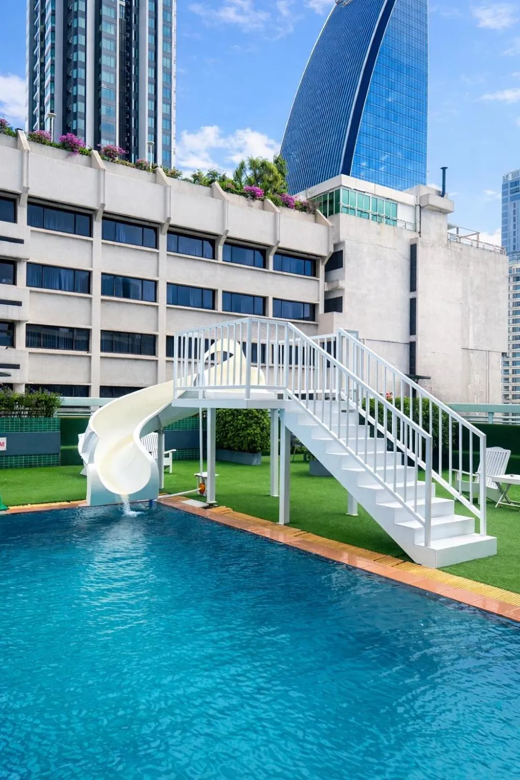 Swimming pool in Evergreen Place Siam by UHG